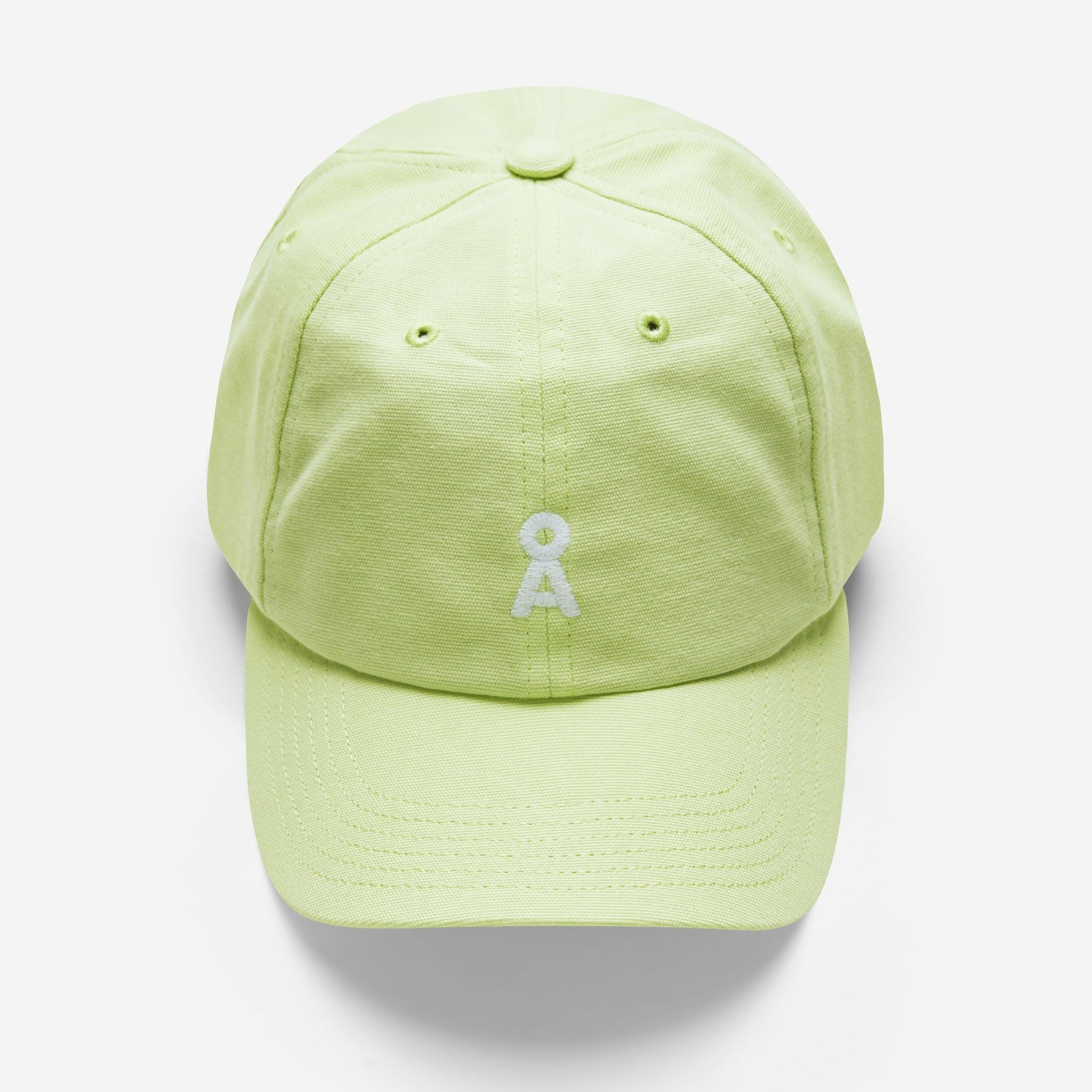 Helle grüne Baseballkappe mit einem kleinen weißen Logo auf der Vorderseite, auf weißem Hintergrund.