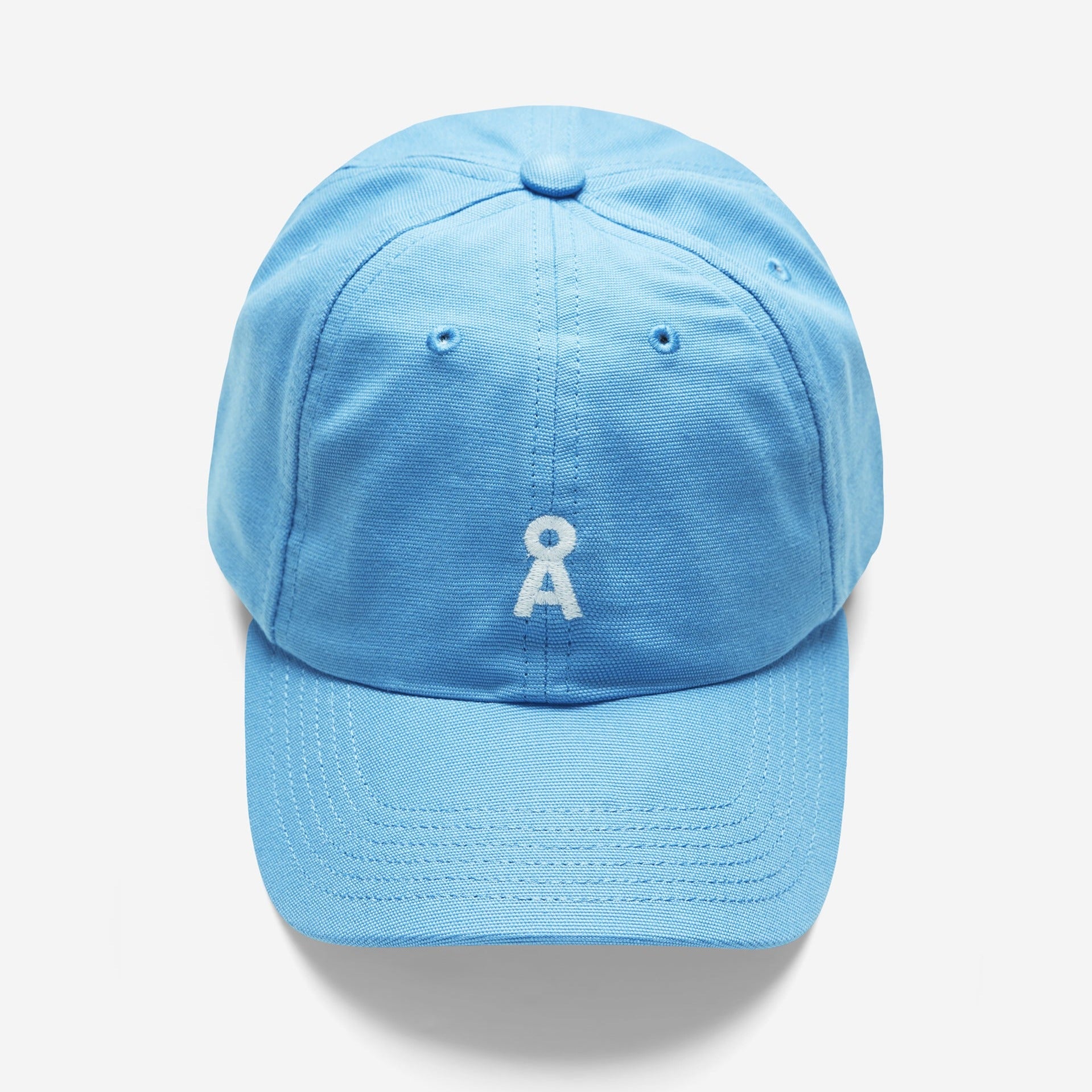 Blaue Baseballkappe mit weißem Logo auf der Vorderseite, vor einem weißen Hintergrund.
