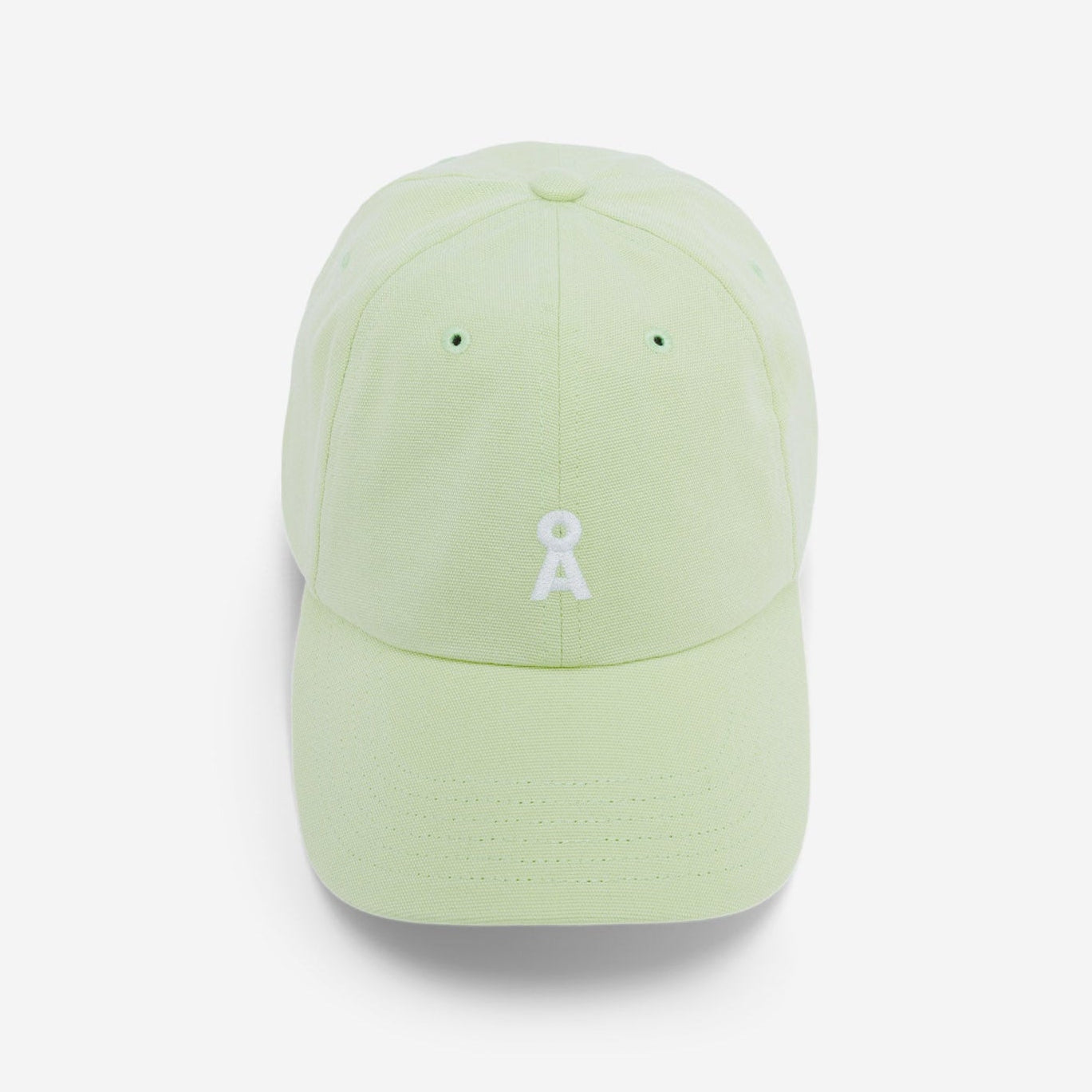 Eine hellgrüne Baseballkappe mit einem weißen gestickten Logo auf der Vorderseite vor einem schlichten weißen Hintergrund.