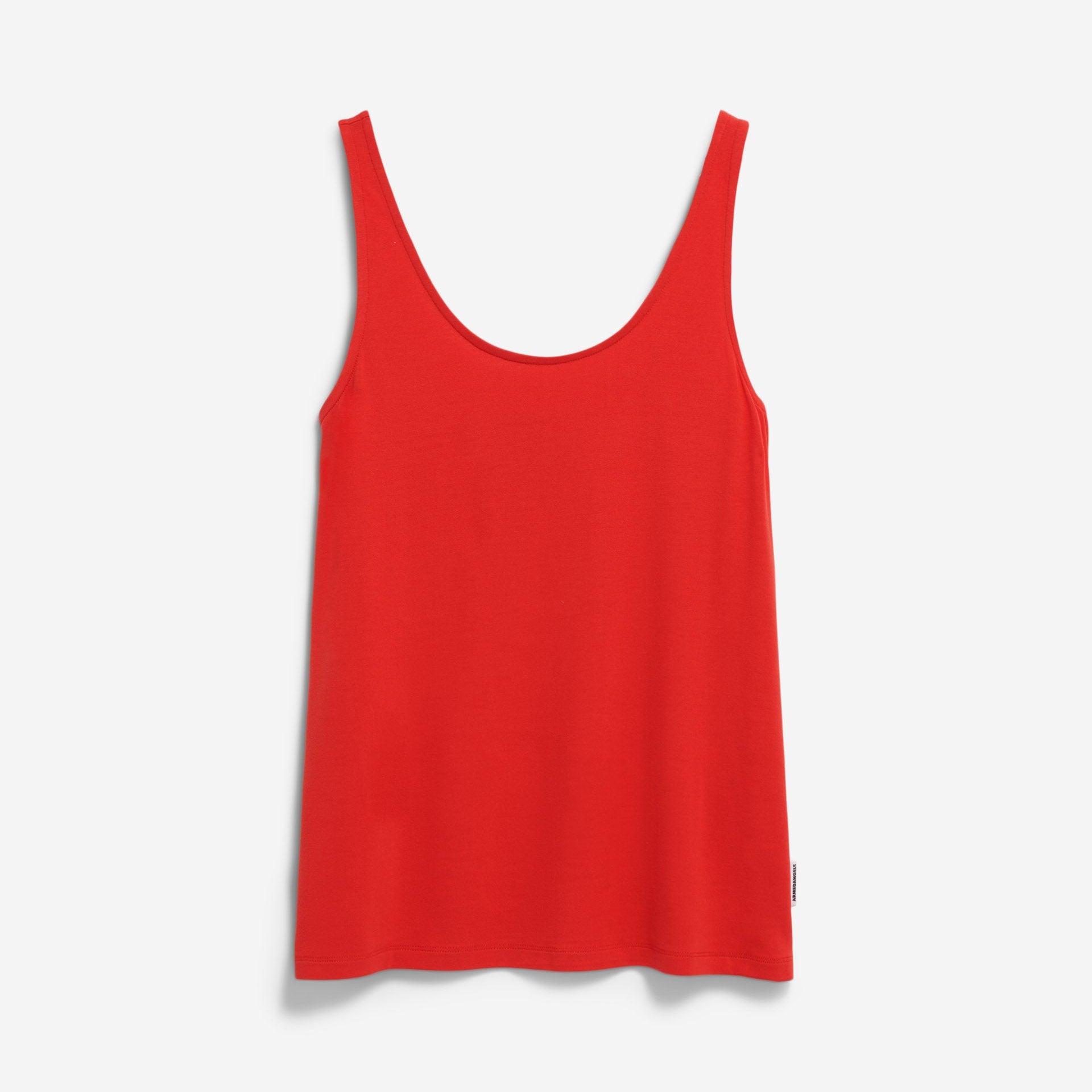 Ein ärmelloses rotes Tank-Top mit Rundhalsausschnitt wird vor einem schlichten weißen Hintergrund gezeigt.