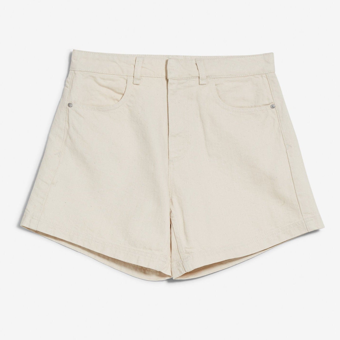 Beige Shorts mit Taschen und Gürtelschlaufen auf weißem Hintergrund.