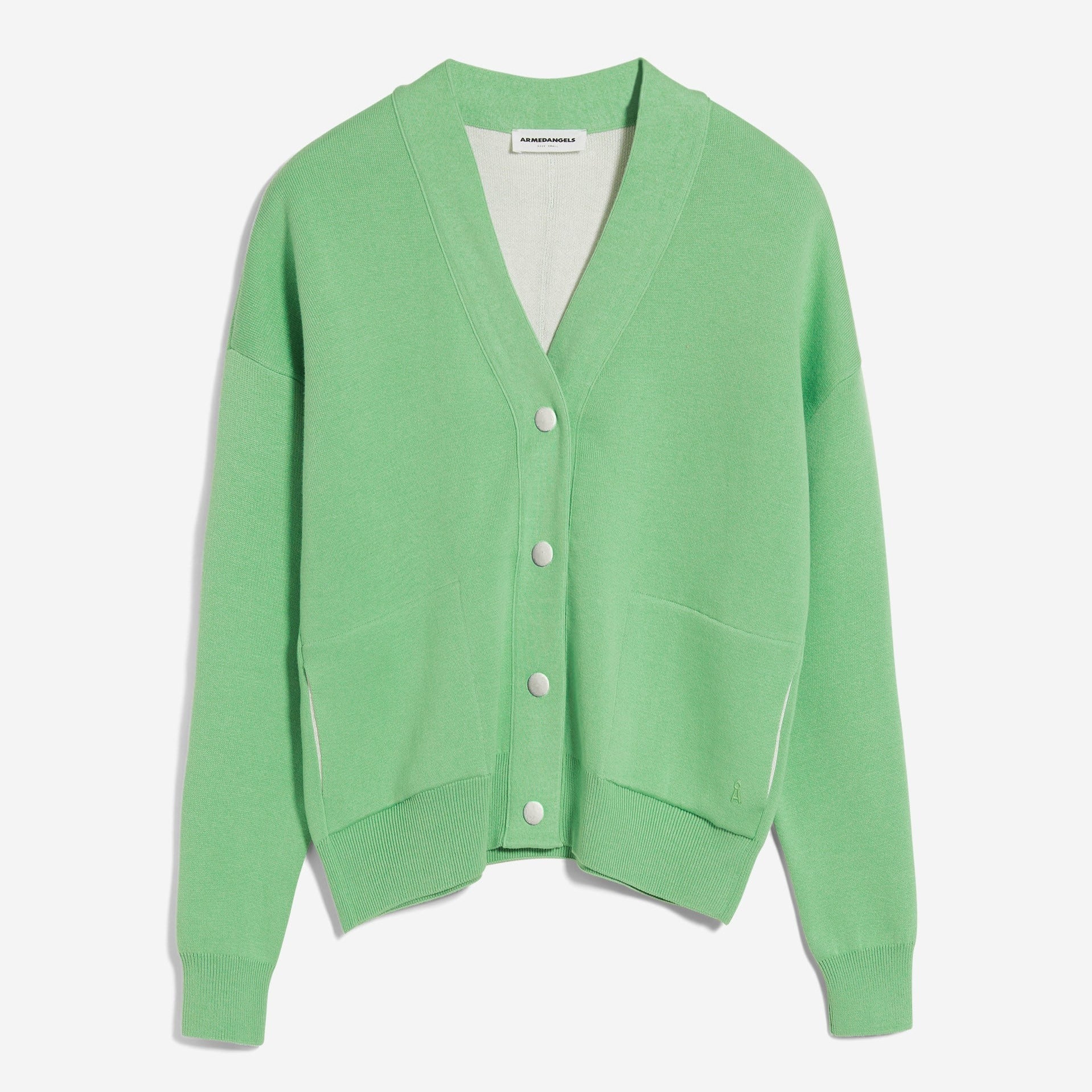 Grüne Strickjacke mit V-Ausschnitt, Knopfleiste und weißen Knöpfen, mit zwei Taschen vorne.