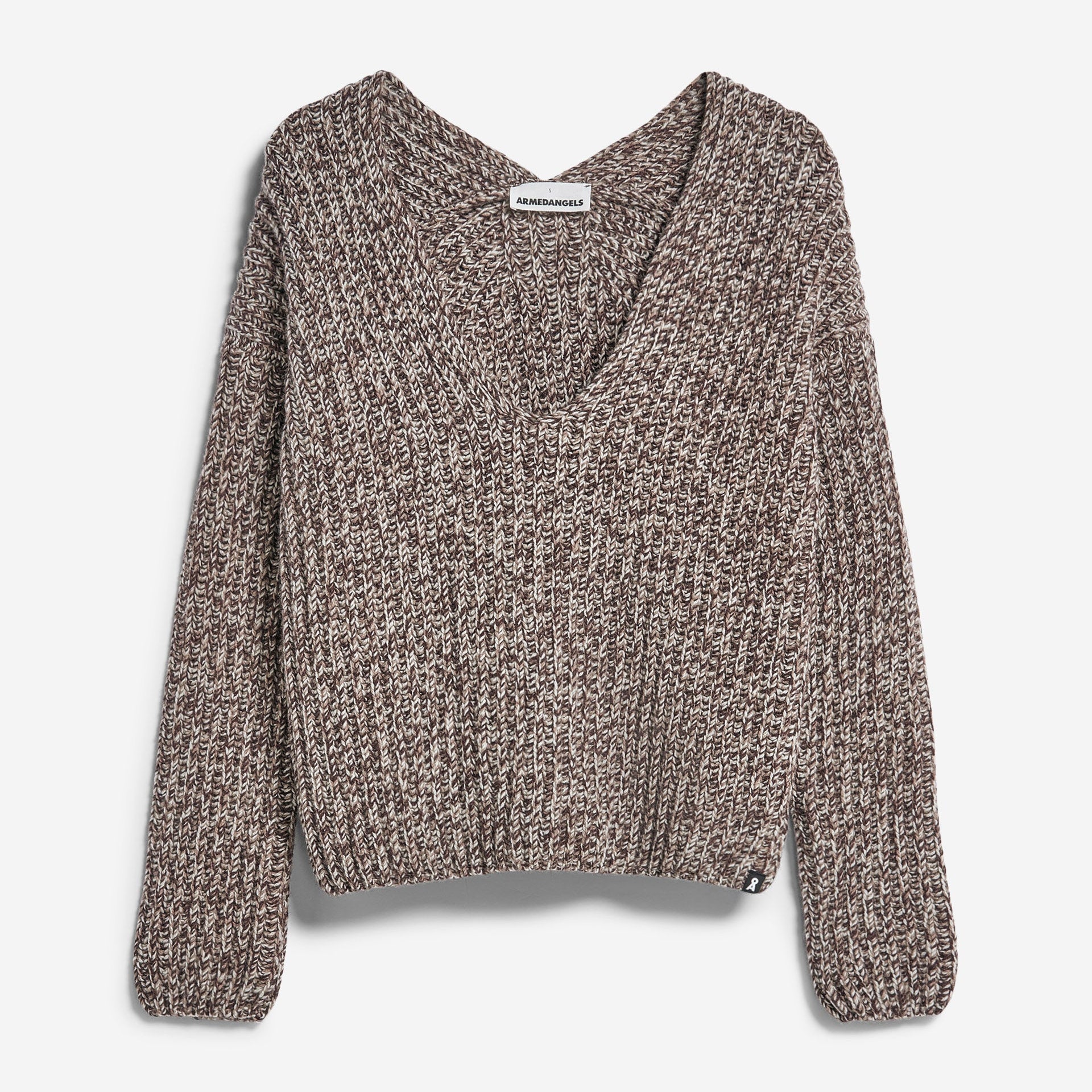 Brauner und weißer Grobstrickpullover mit V-Ausschnitt, langen Ärmeln und leicht taillierter Passform auf weißem Hintergrund.