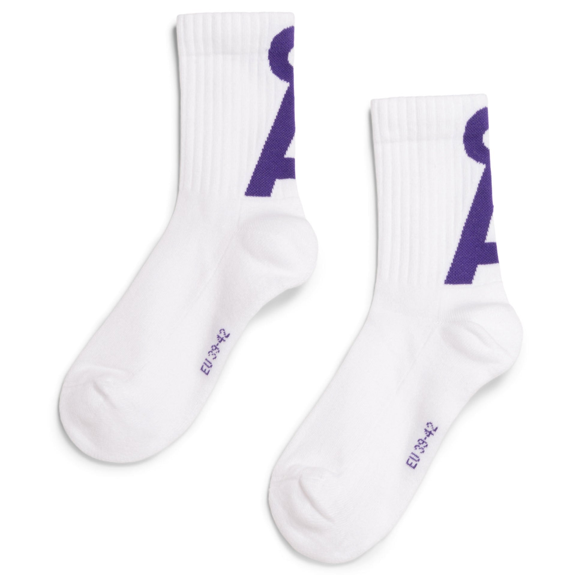 Weiße Socken mit lila Buchstaben an der Seite und der Größe EU 33-42 auf der Unterseite.