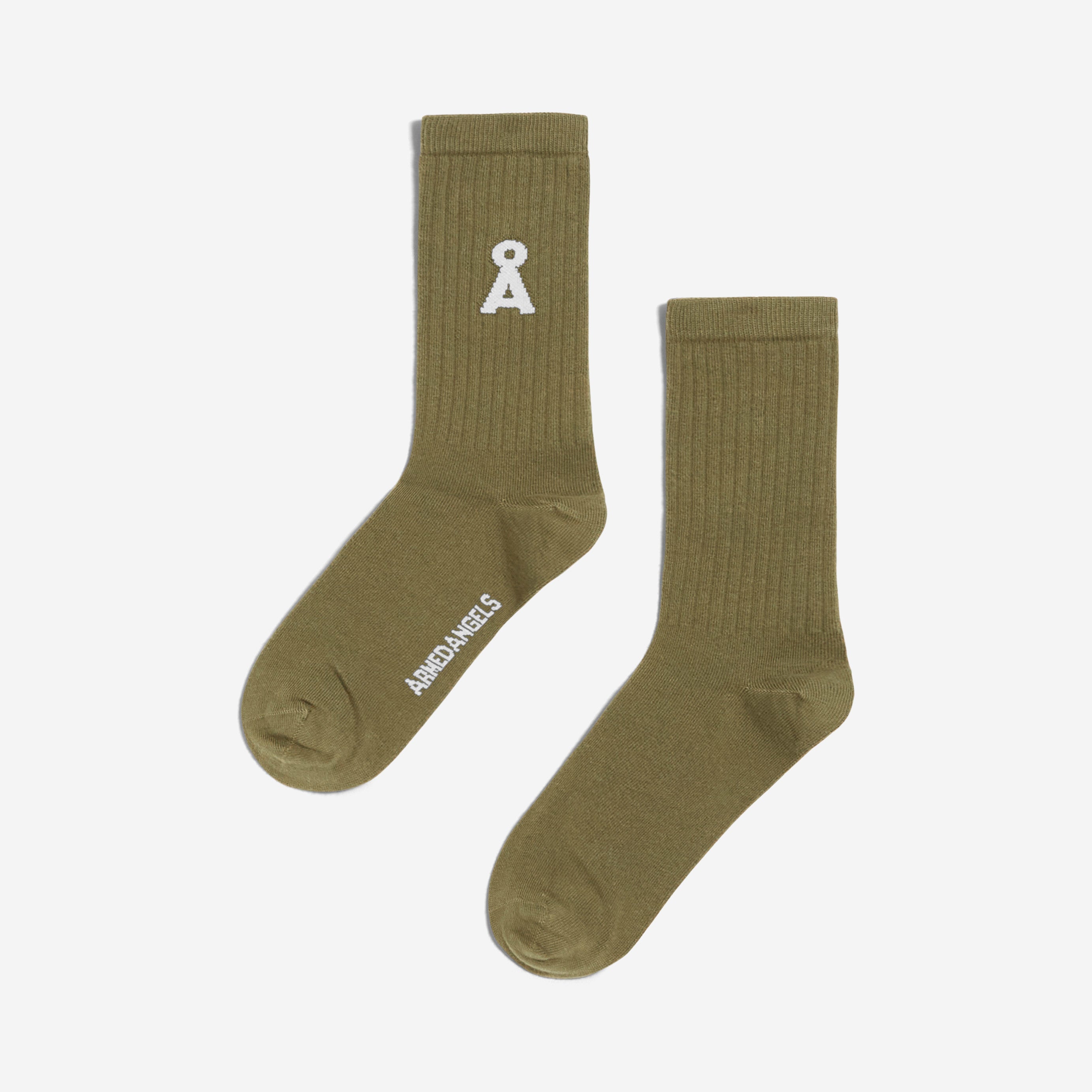Ein Paar olivgrüne Socken mit einem weißen Symbol und dem Wort "ANGELS" auf der Unterseite.