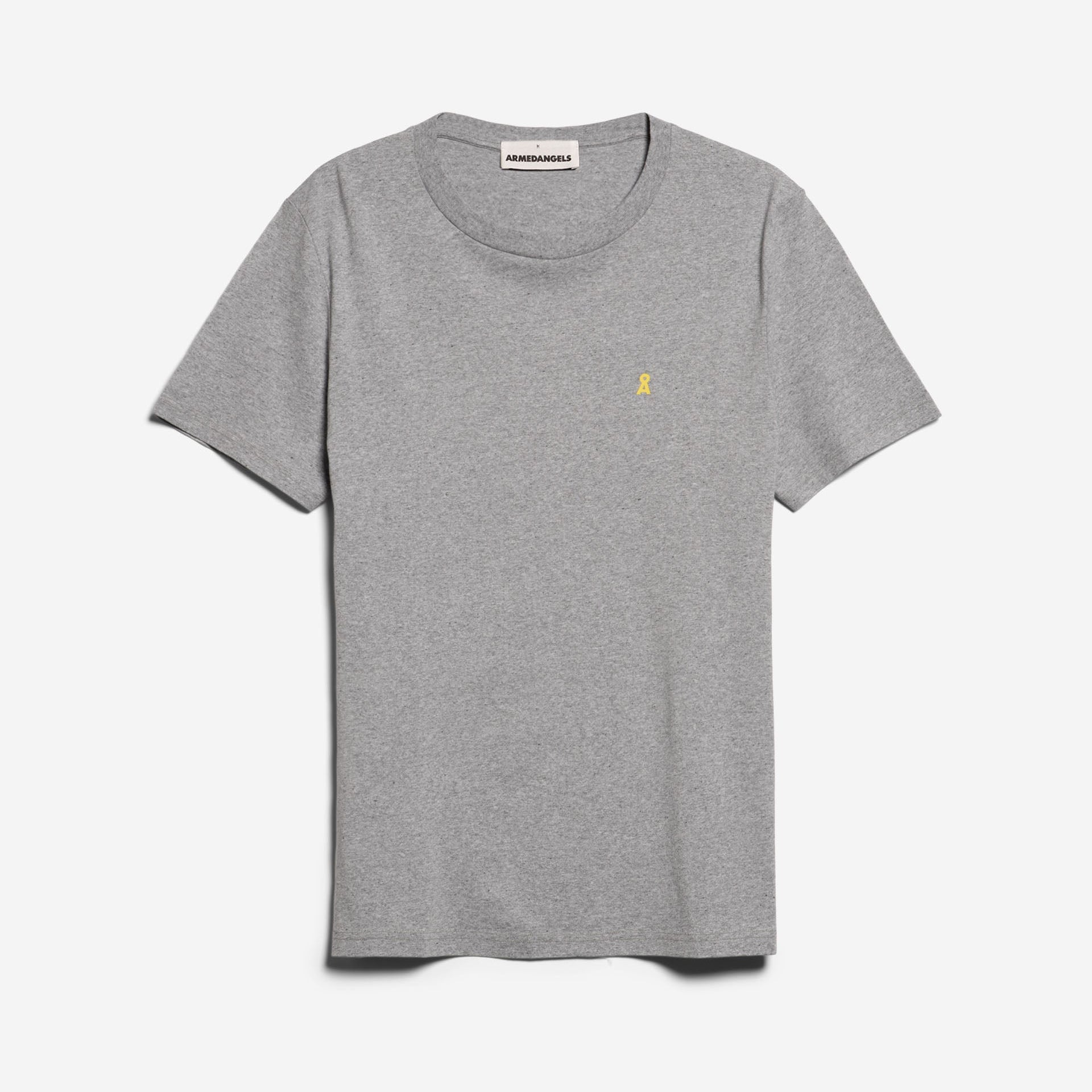 Ein schlichtes graues Kurzarm-T-Shirt mit einem kleinen gelben gestickten Logo auf der linken Brust auf weißem Hintergrund.