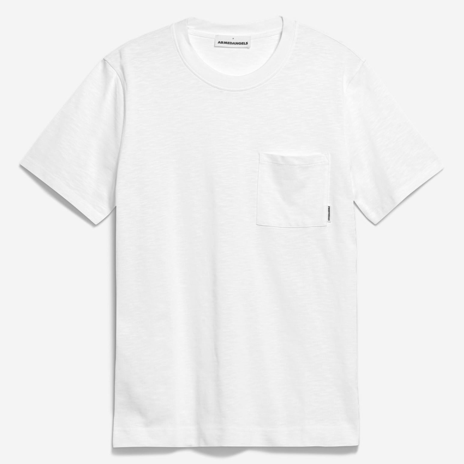 Weiße T-Shirt mit Brusttasche auf einem weißen Hintergrund.