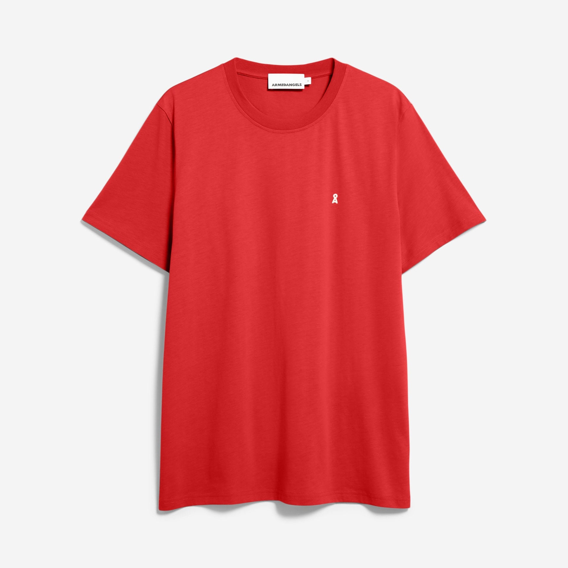 Ein schlichtes, rotes, kurzärmeliges T-Shirt mit einem kleinen, weißen, gestickten Bandlogo auf der linken Brust, das auf einem hellgrauen Hintergrund zu sehen ist.