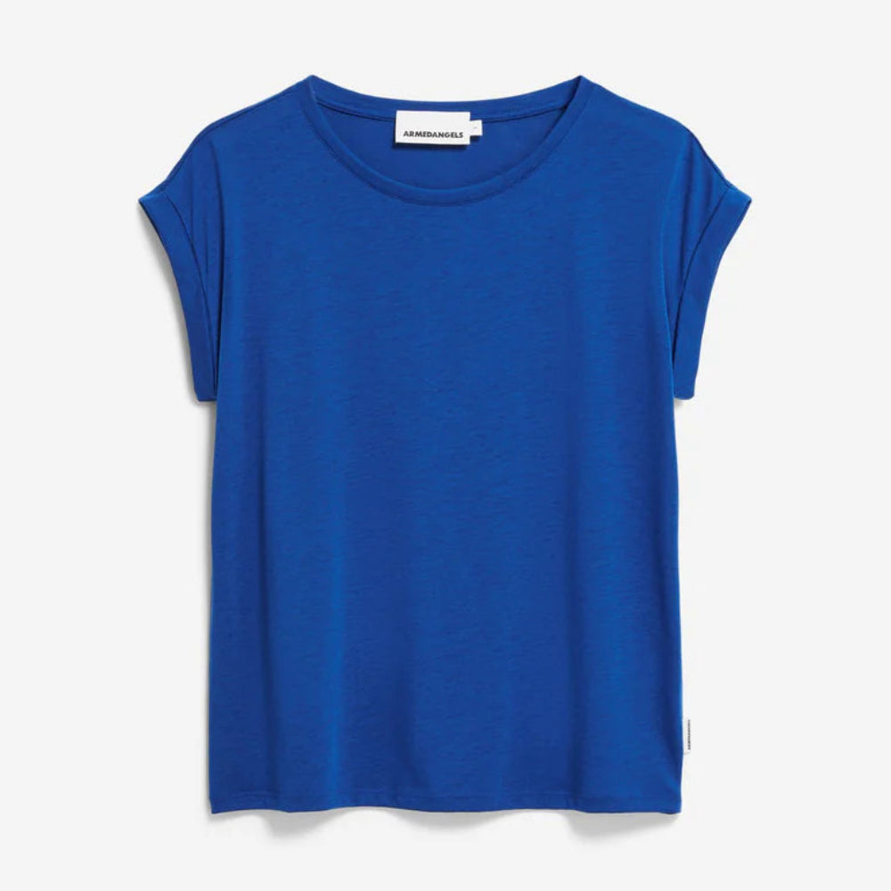Ein schlichtes, kurzärmeliges, königsblaues T-Shirt wird vor einem weißen Hintergrund gezeigt. Das Shirt hat einen einfachen Rundhalsausschnitt und eine lockere Passform.