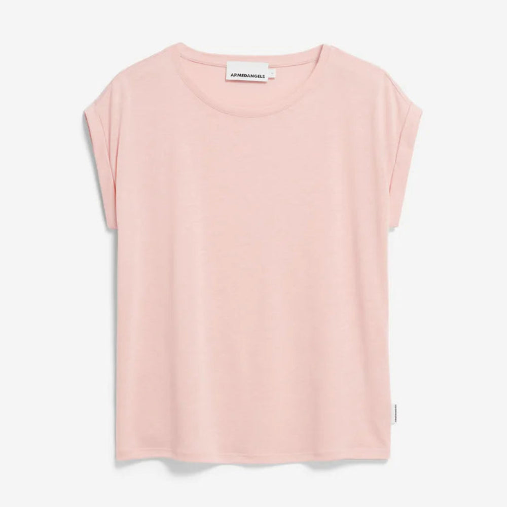 Ein hellrosa Kurzarm-T-Shirt mit lockerer Passform, Rundhalsausschnitt und dezenten Rollbündchen auf weißem Grund.