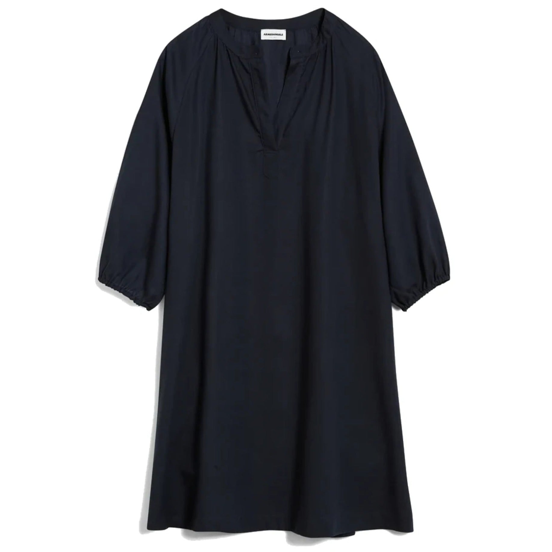 Dunkelblaues Kleid mit halblangen Ärmeln und tiefem Ausschnitt, aus weichem, fließendem Stoff.