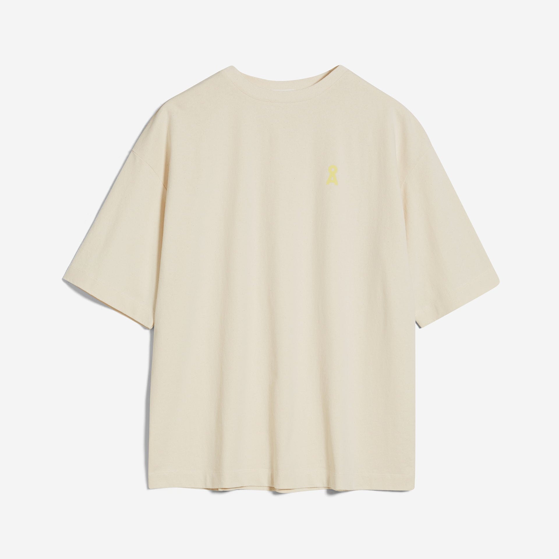 Beiges T-Shirt mit kurzem Ärmel und kleinem gelben Logo auf der Vorderseite, vor weißem Hintergrund.