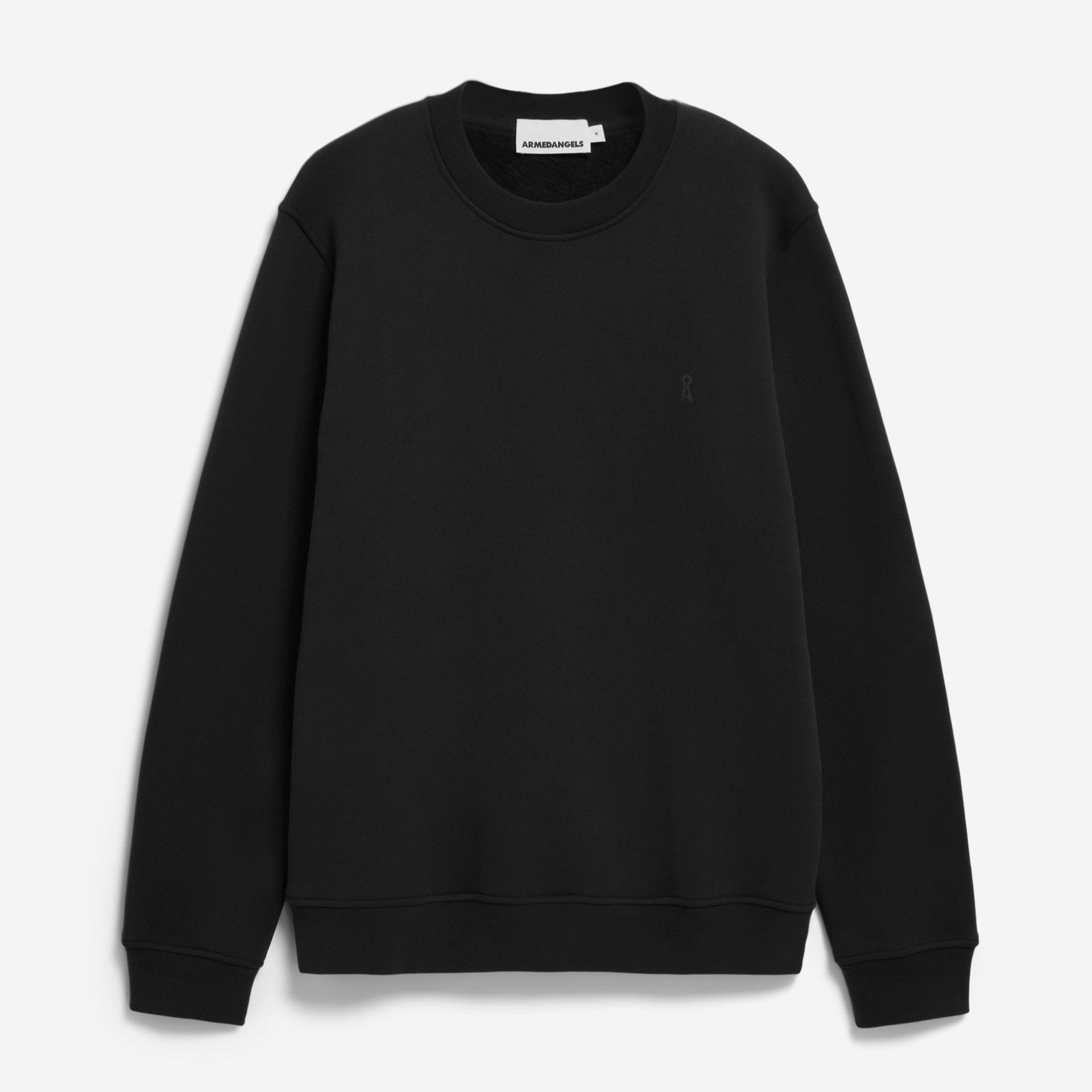 Ein schlichtes schwarzes Sweatshirt mit Rundhalsausschnitt, langen Ärmeln, gerippten Bündchen und geripptem Saum auf weißem Hintergrund.