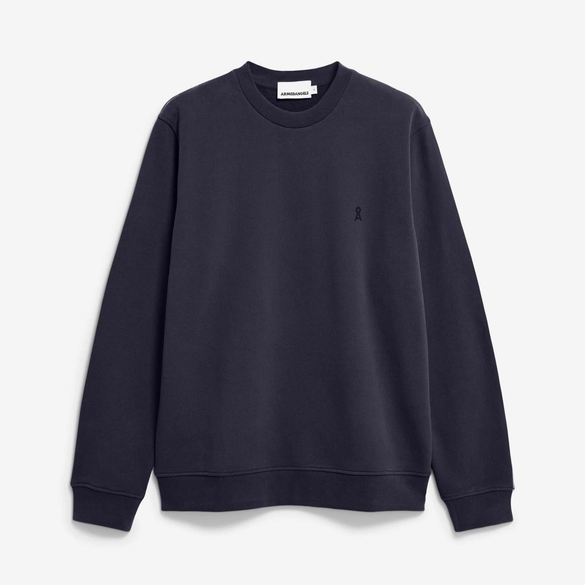 Ein schlichtes, langärmeliges, schwarzes Sweatshirt mit Rundhalsausschnitt, gerippten Bündchen und einem kleinen, gestickten Logo auf der Brust, das auf weißem Hintergrund zu sehen ist.