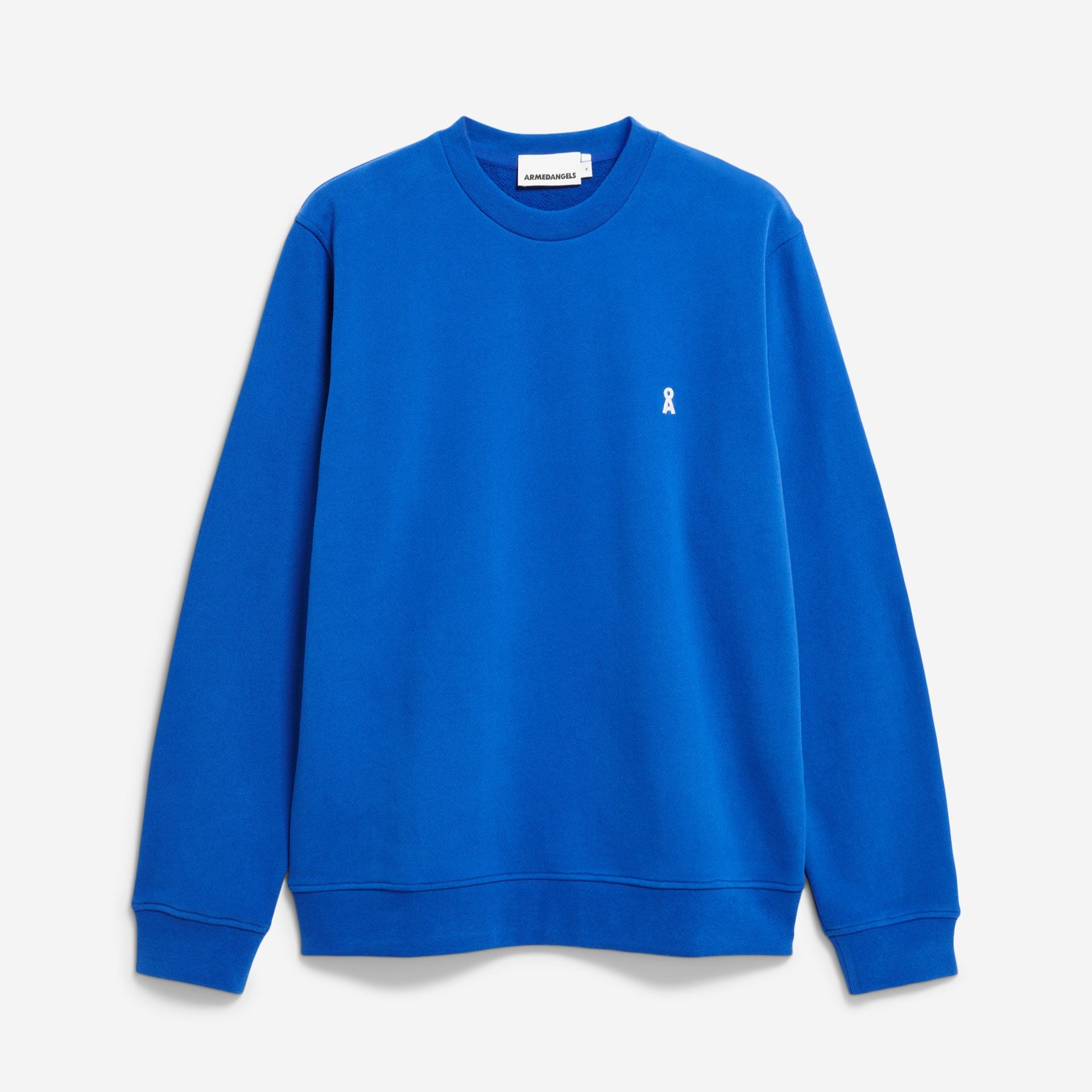 Einfarbiges, königsblaues Sweatshirt mit Rundhalsausschnitt und langen Ärmeln. Auf der linken Brust befindet sich ein kleines, weißes, gesticktes Logo auf weißem Hintergrund.