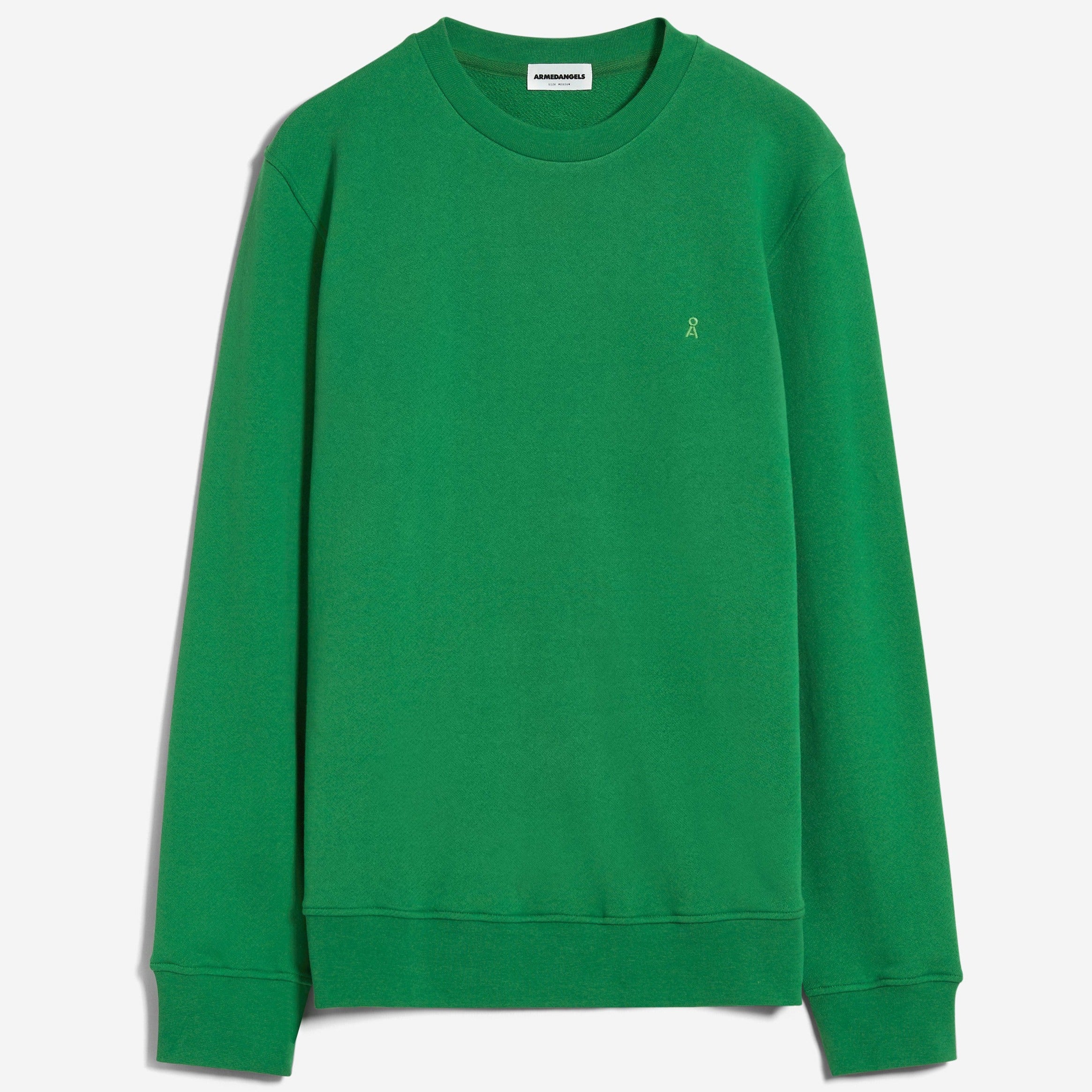 Grüner Pullover mit Rundhalsausschnitt und kleinem Logo auf der Brust, fotografiert vor weißem Hintergrund.
