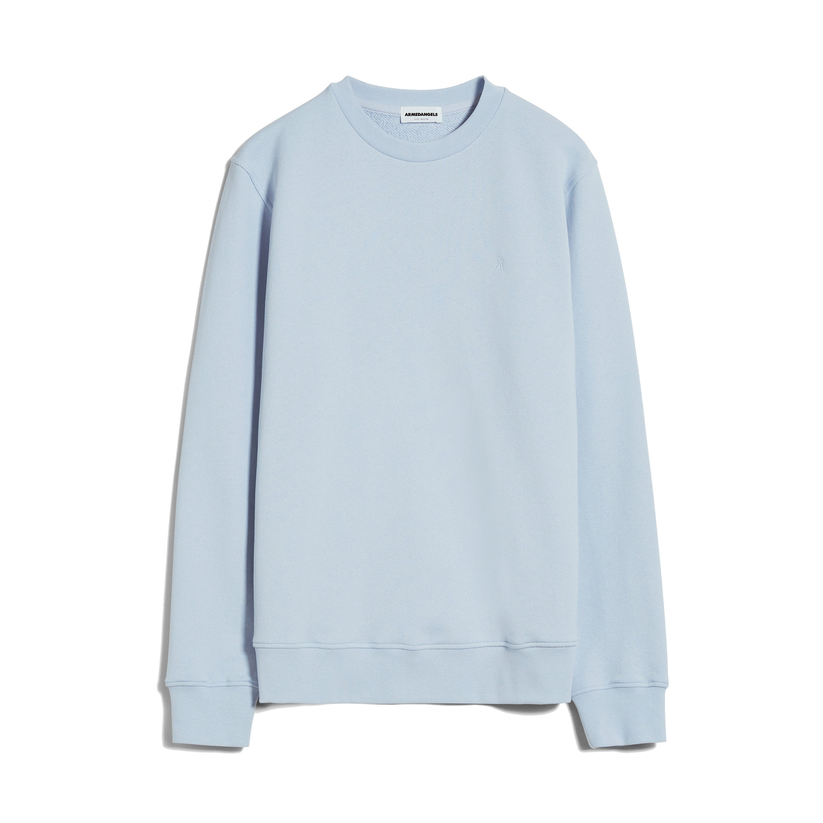 Hellblauer Pullover mit Rundhalsausschnitt und langen Ärmeln vor weißem Hintergrund.
