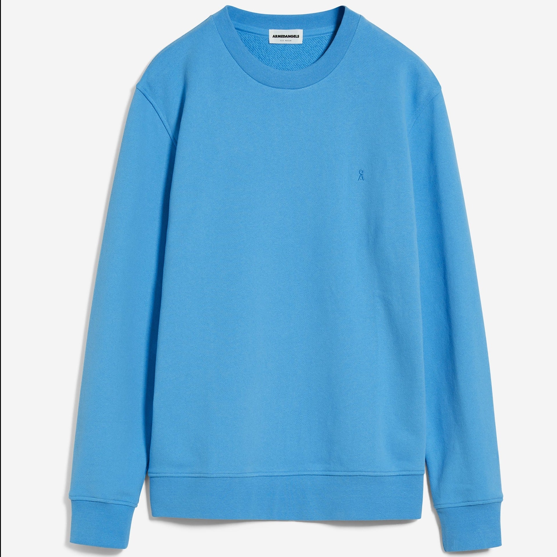 Blauer Pullover mit Rundhalsausschnitt und minimalem Logo-Detail auf der Vorderseite.