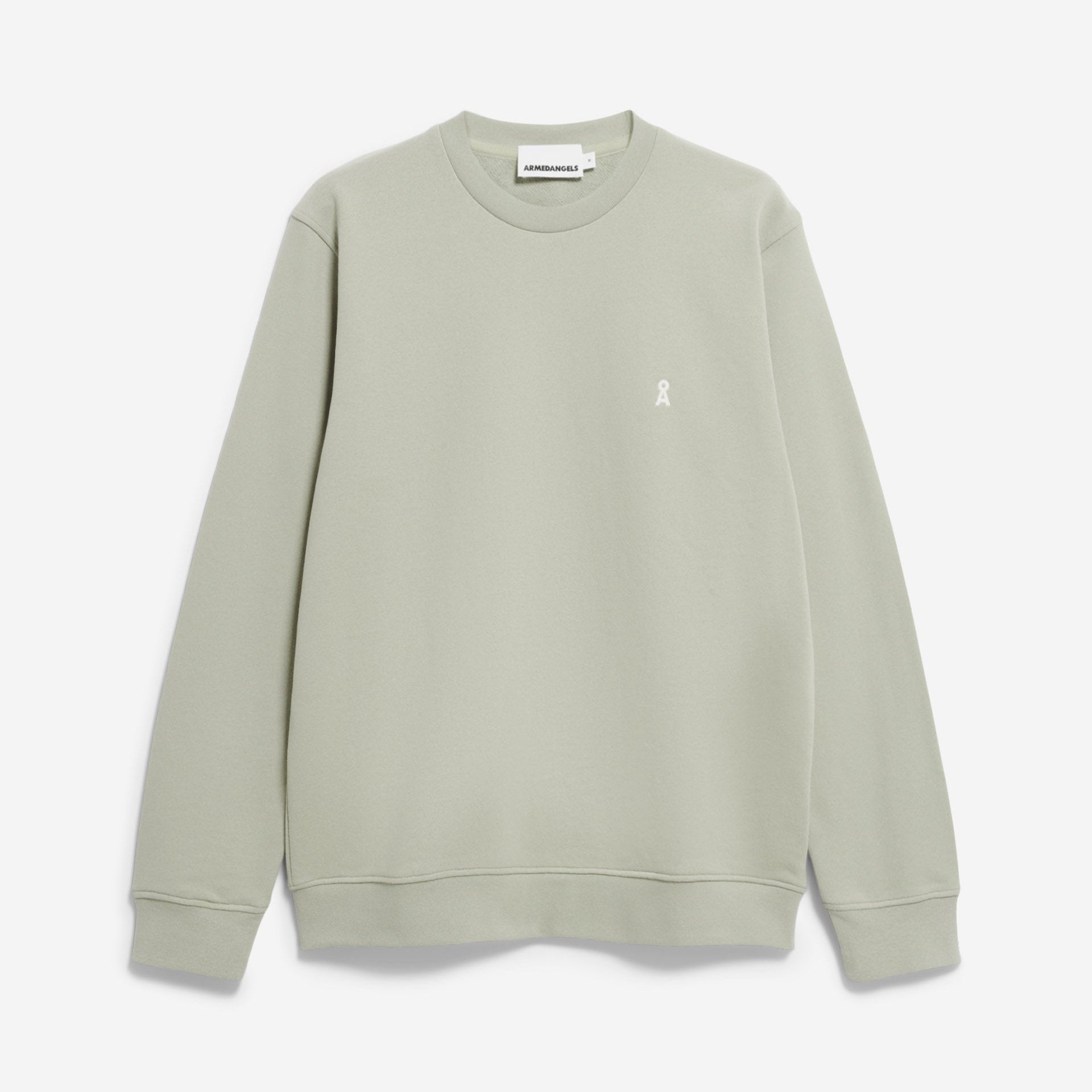 Ein helles, salbeigrünes Sweatshirt mit Rundhalsausschnitt, langen Ärmeln und einem kleinen, weiß gestickten Bandlogo auf der linken Brust, das auf einem einfarbig weißen Hintergrund angebracht ist.