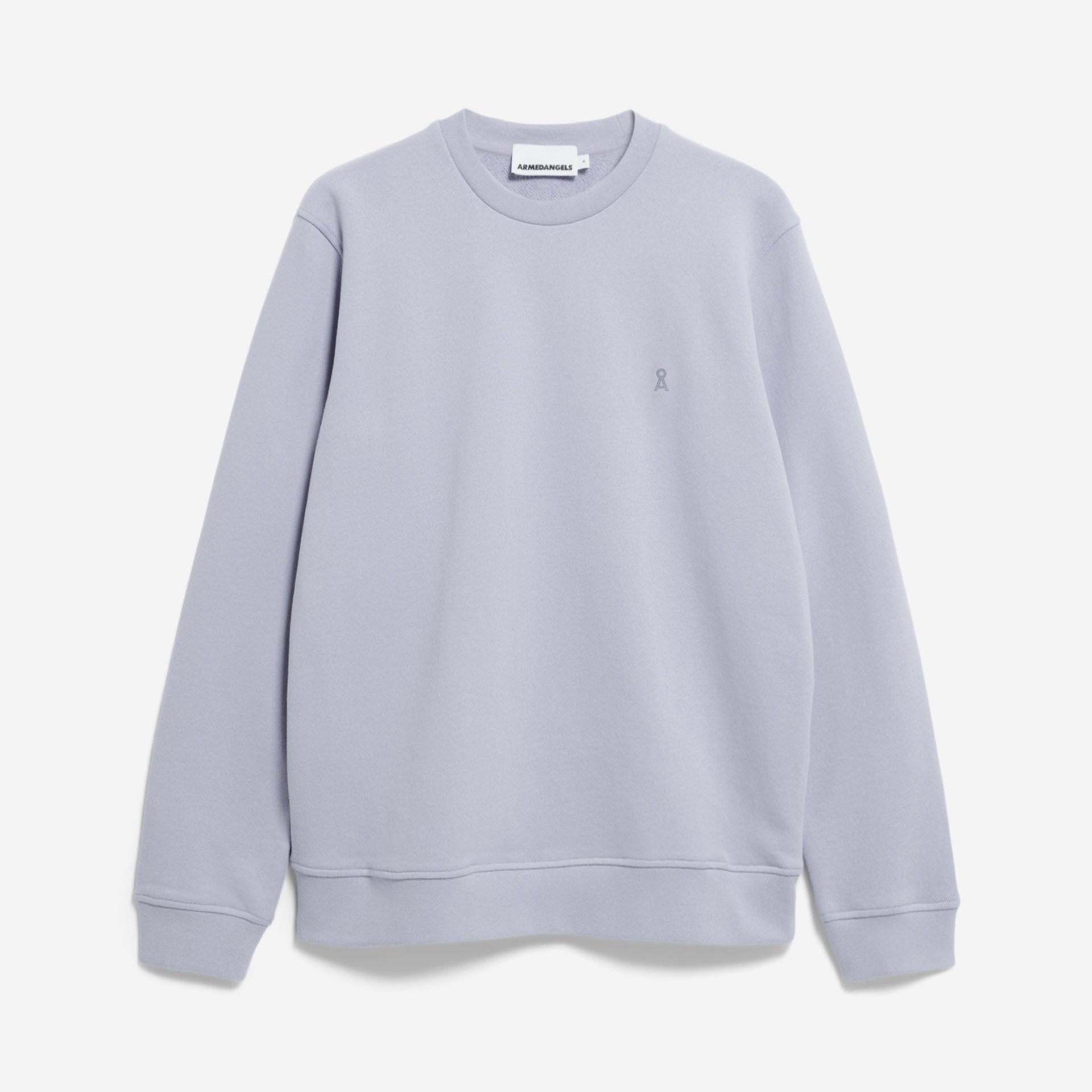 Ein helllavendelfarbenes Sweatshirt mit Rundhalsausschnitt, langen Ärmeln, gerippten Bündchen und einem kleinen gestickten Logo auf der linken Brust, das auf einem schlichten weißen Hintergrund zu sehen ist.