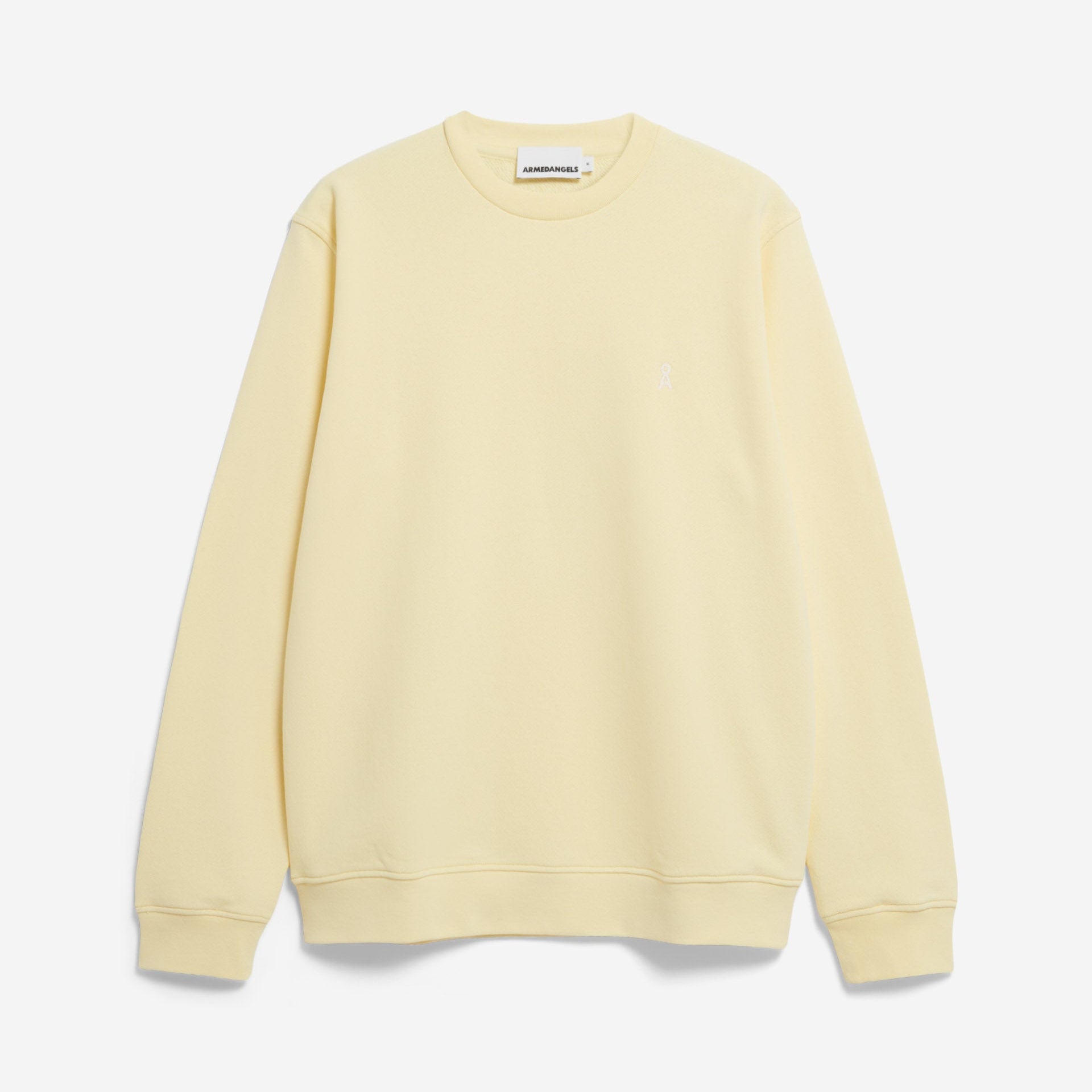 Einfarbiges, hellgelbes Sweatshirt mit Rundhalsausschnitt, langen Ärmeln, gerippten Bündchen und Saum auf weißem Hintergrund. Ein kleines weißes Logo ist auf der linken Brustseite aufgestickt.