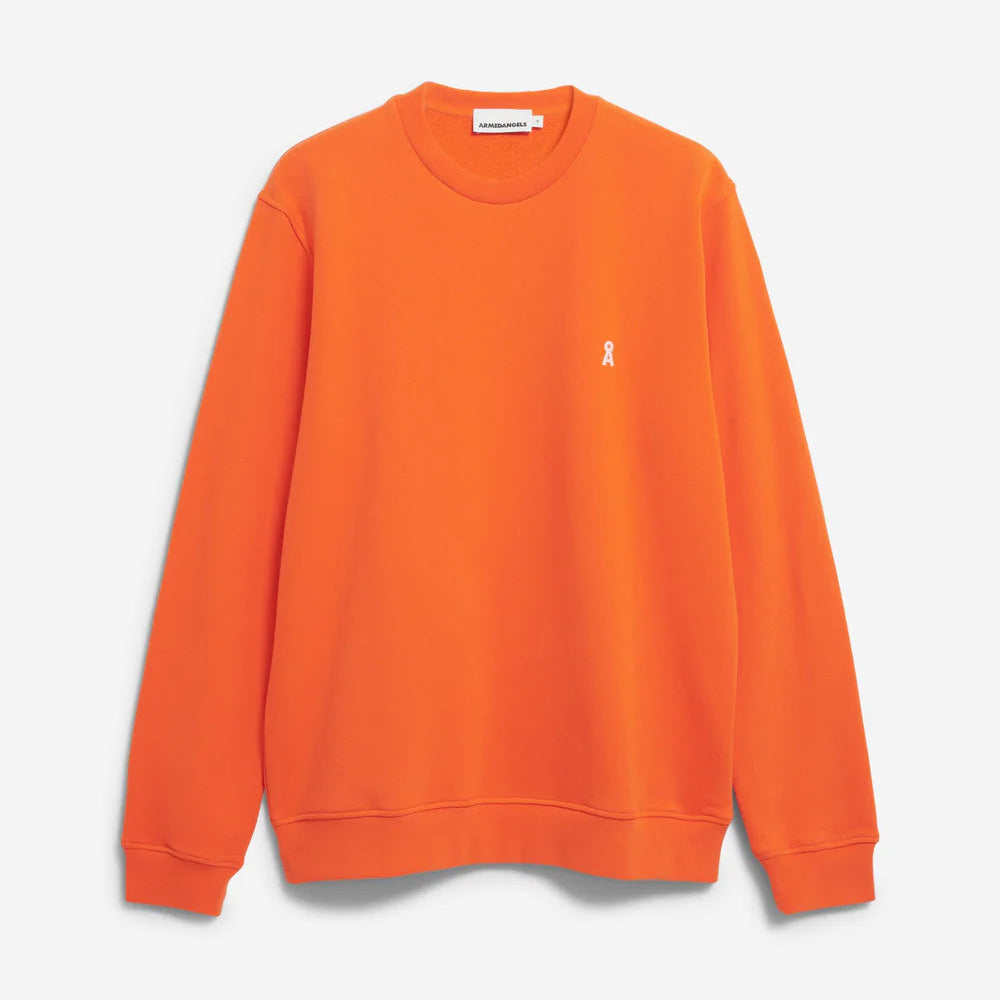 Ein orangefarbenes Sweatshirt mit Rundhalsausschnitt, langen Ärmeln und einem kleinen weißen, gestickten Bandlogo auf der linken Brust, das auf einem einfarbig weißen Hintergrund abgebildet ist.