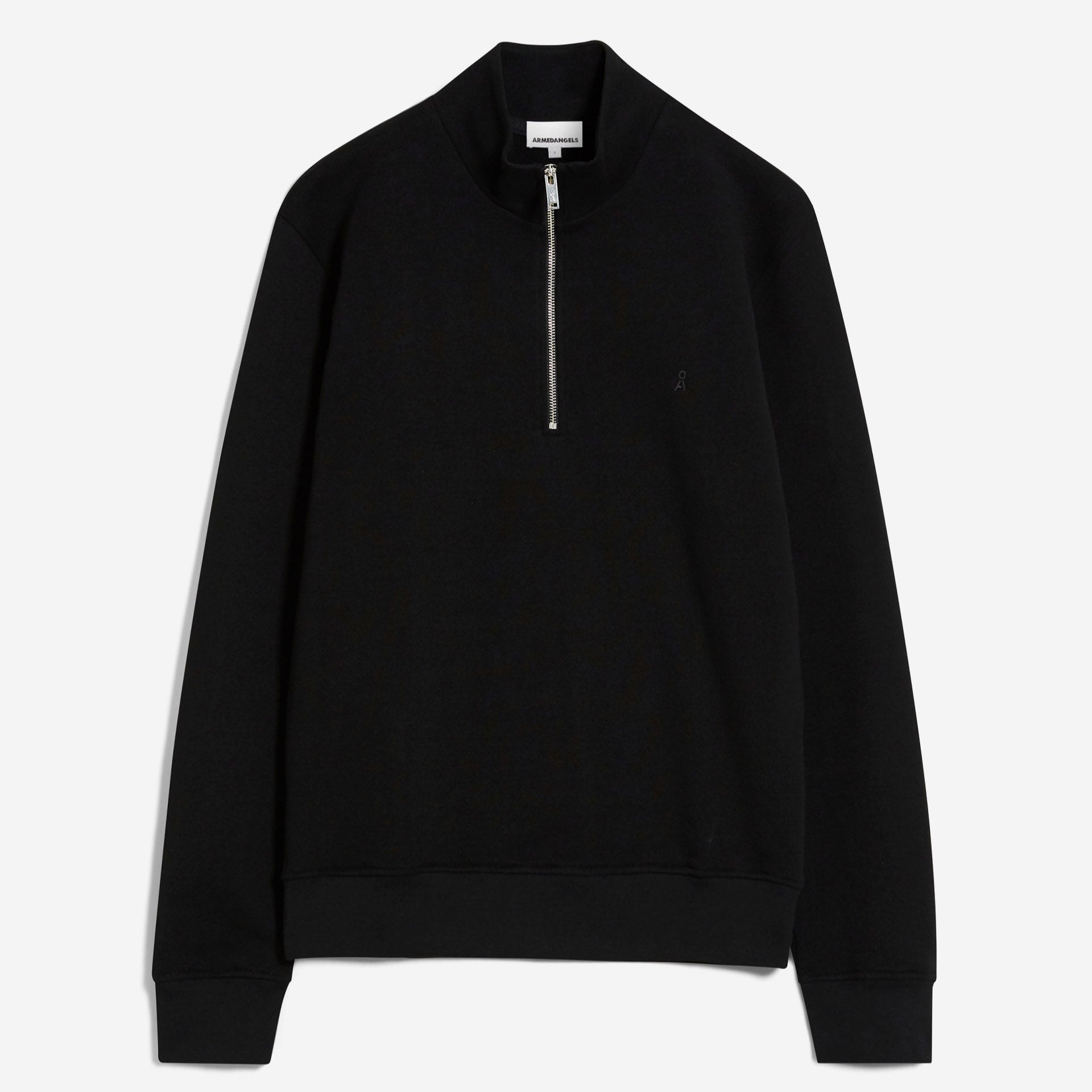 Schwarzes langärmeliges Sweatshirt mit Stehkragen und halbem Reißverschluss auf der Vorderseite, flach auf weißem Hintergrund.