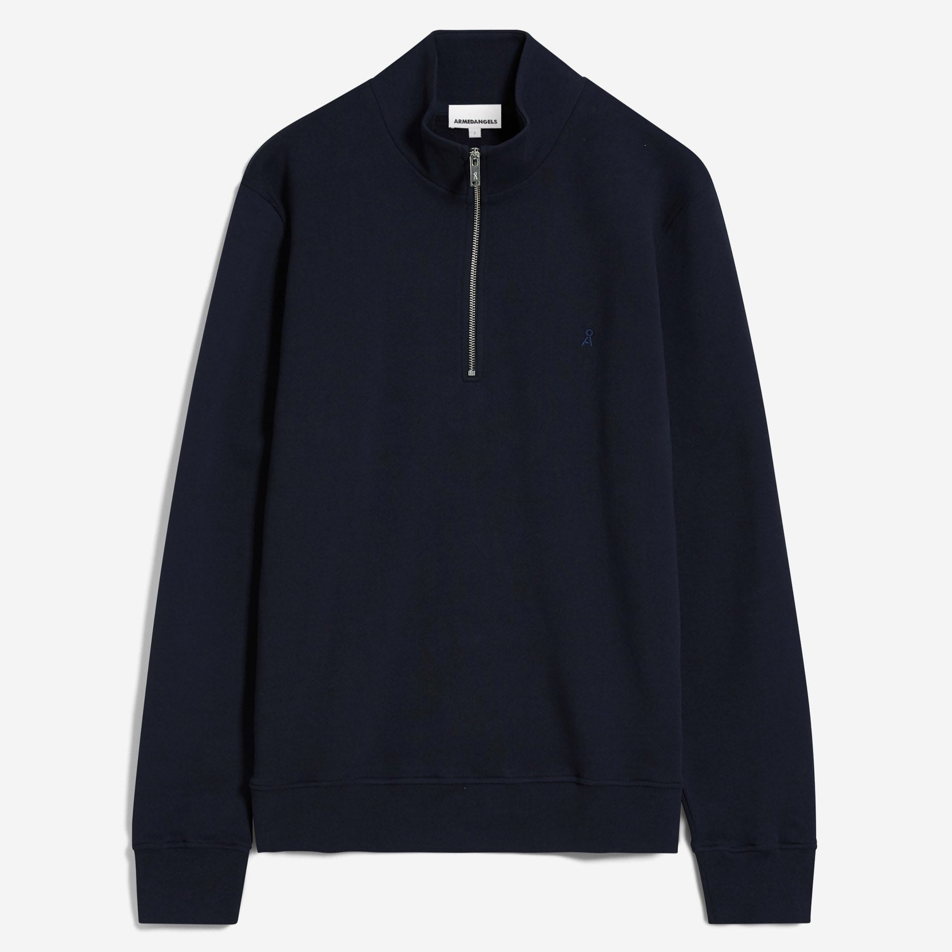Marineblauer Langarm-Pullover mit Viertel-Reißverschluss, Stehkragen, silbernem Reißverschluss, gerippten Bündchen und einem dezent gestickten Logo auf der linken Brust, flach auf weißem Hintergrund.