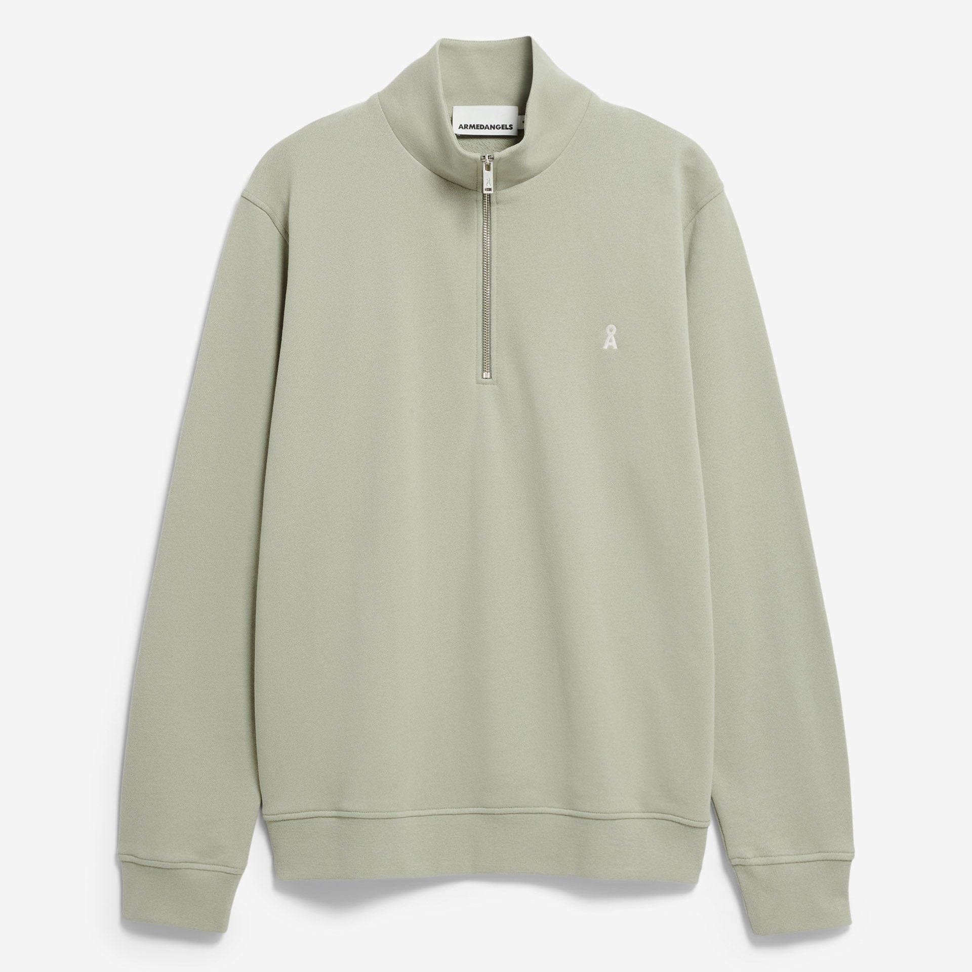 Helles salbeigrünes Pullover-Sweatshirt mit Viertelreißverschluss, Stehkragen, silbernem Reißverschluss, langen Ärmeln und einem kleinen gestickten Logo auf der linken Brust.