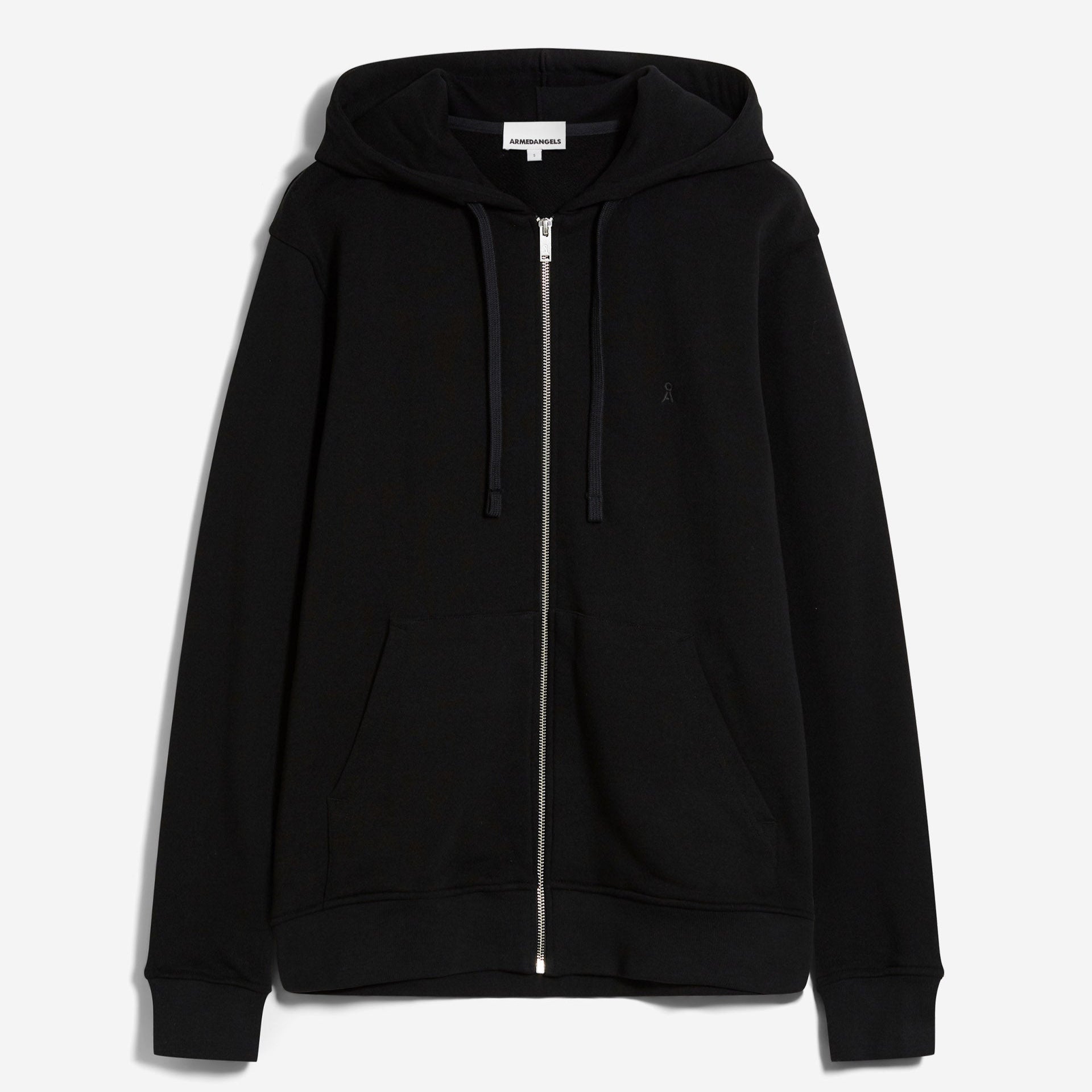 Ein schlichter schwarzer Kapuzenpullover mit Reißverschluss, Kapuze mit Kordelzug und zwei Vordertaschen auf weißem Hintergrund.