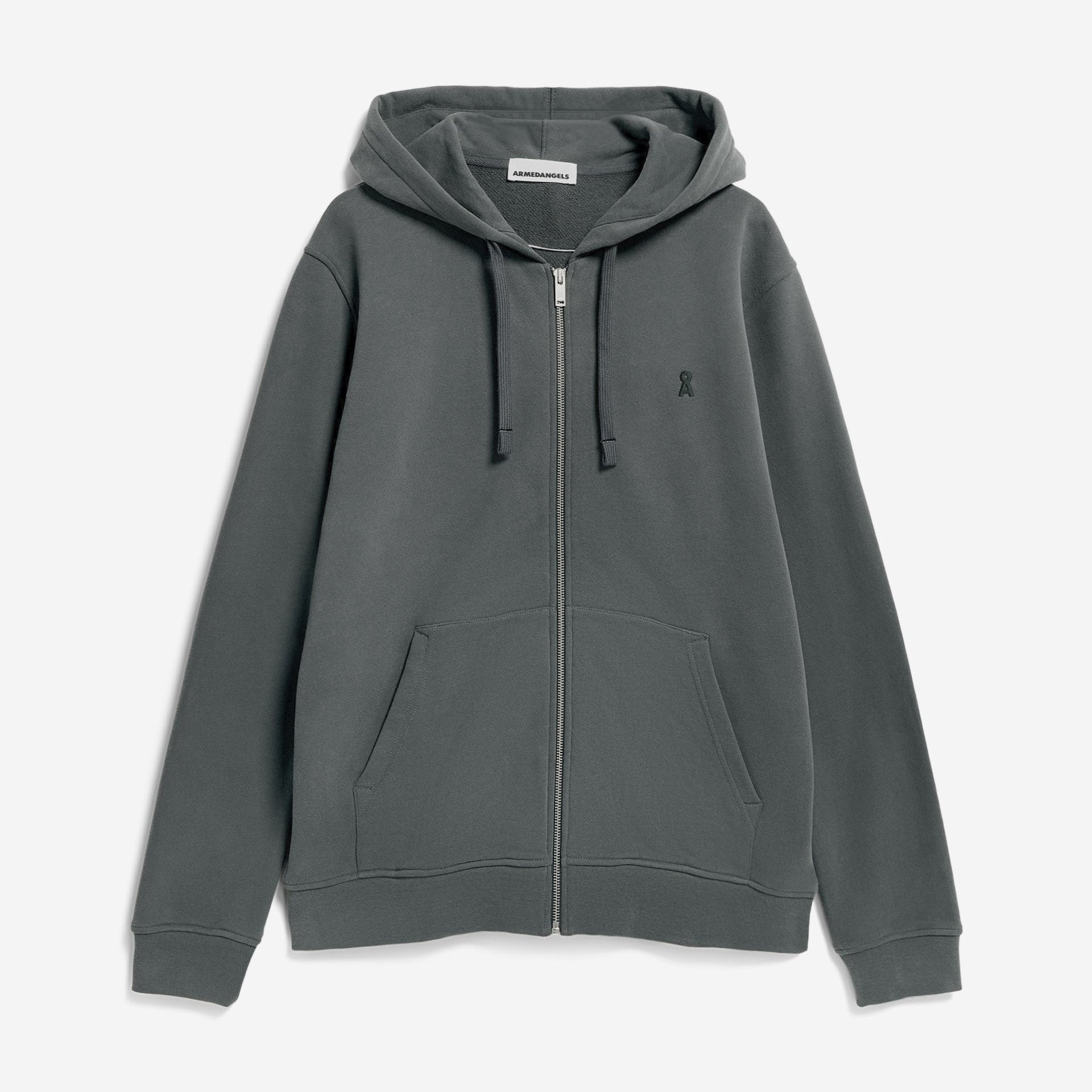 Ein schlichter, dunkelgrauer Kapuzenpullover mit Reißverschluss, Kapuze, Kordelzug, Vordertaschen und einem kleinen gestickten Logo auf der linken Brust auf weißem Hintergrund.