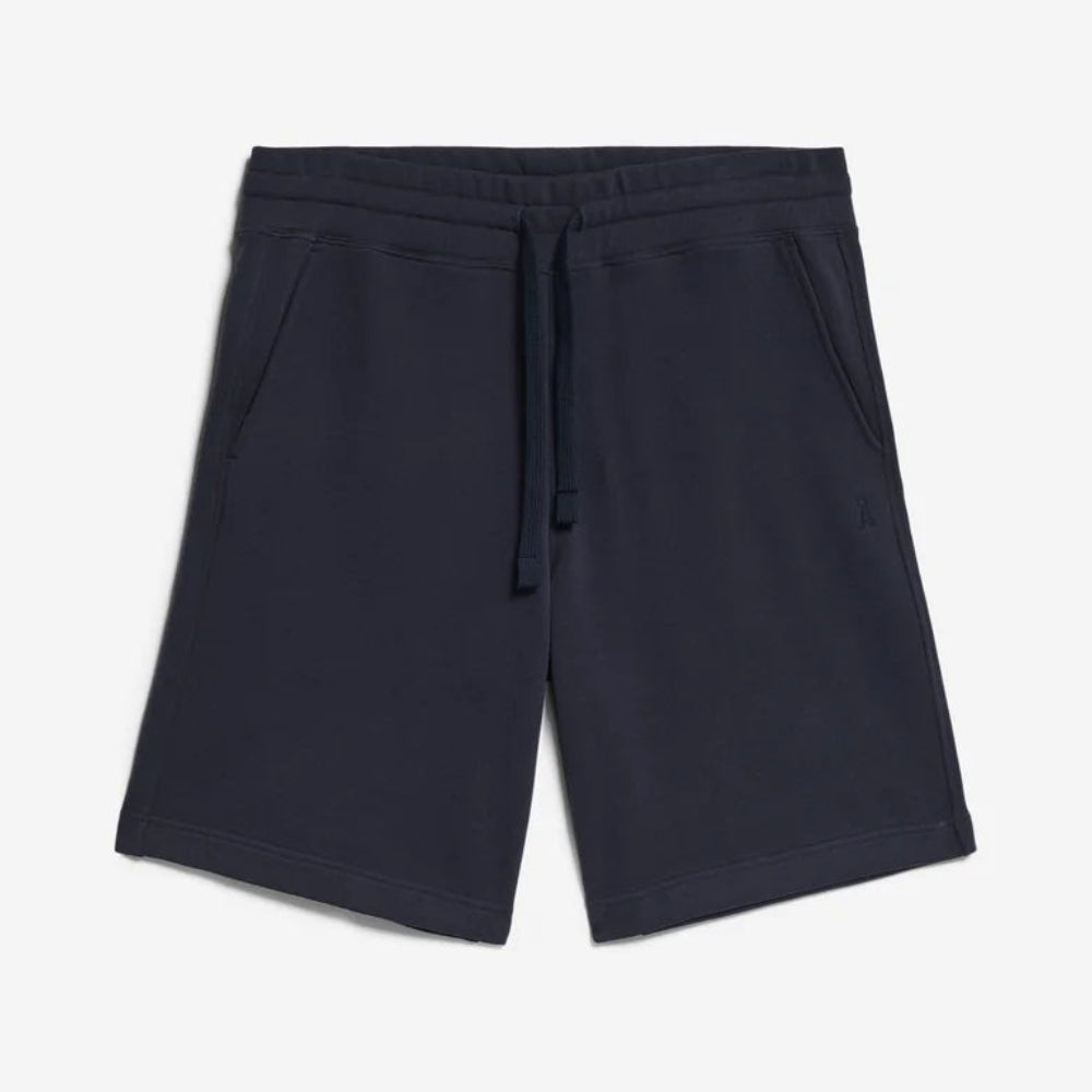 Marineblaue Sportshorts mit elastischem Bund, Kordelzug und zwei Seitentaschen, flach auf weißem Grund.