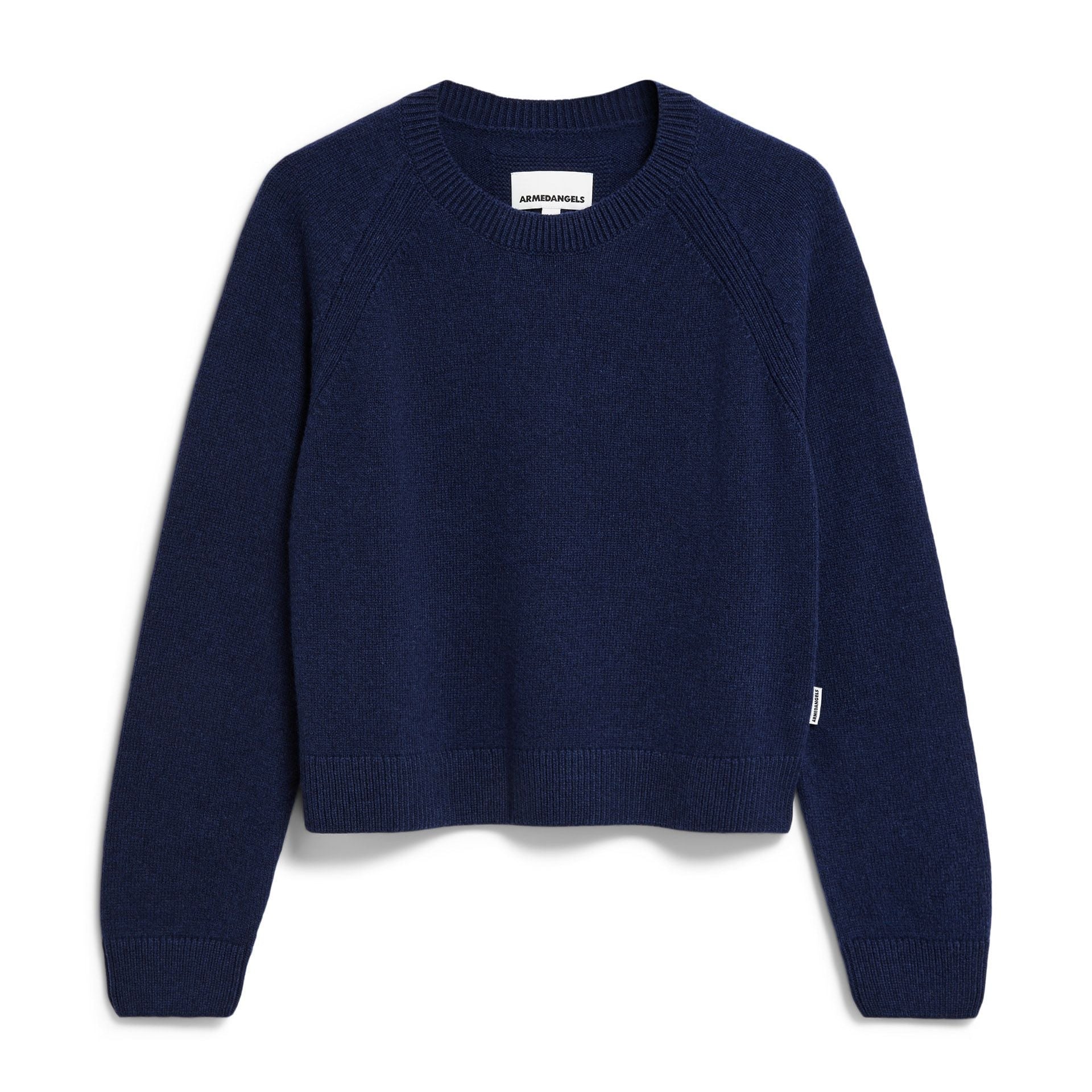Ein navyblauer, langärmeliger Pullover mit Rundhalsausschnitt liegt flach auf einem weißen Hintergrund. Der Pullover hat einen gerippten Halsausschnitt, Bündchen und Saum und ist leicht tailliert.