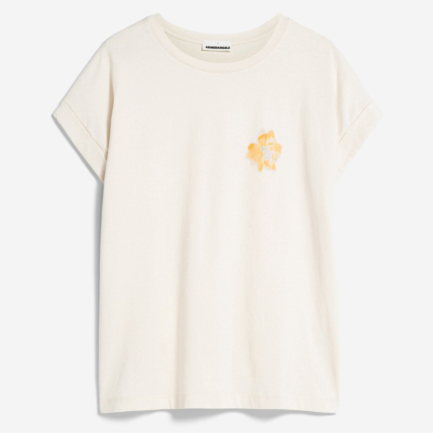 Beiges T-Shirt mit einem kleinen gelben Blumenmuster auf der linken Brustseite.