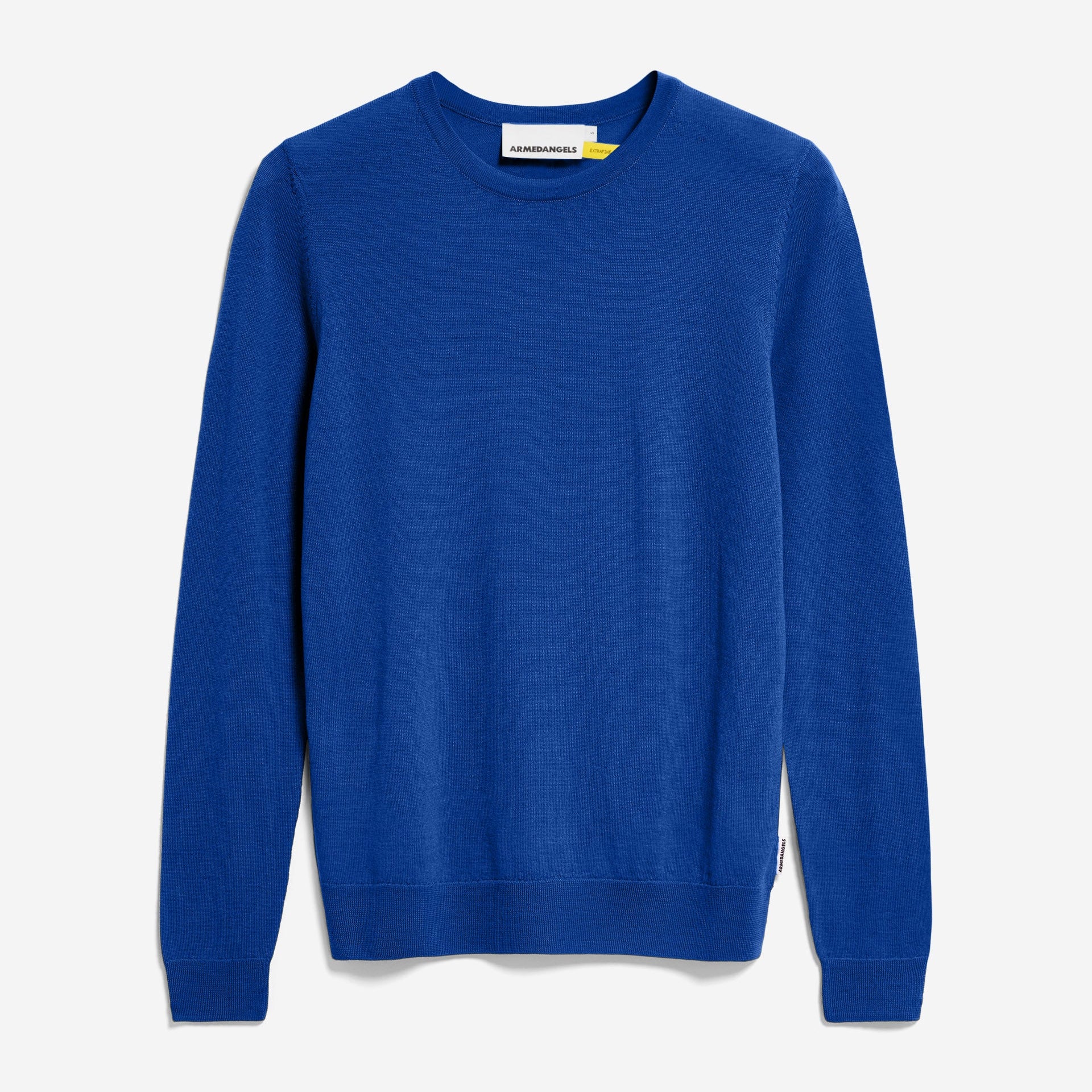 Ein unifarbener, langärmeliger Pullover mit Rundhalsausschnitt in einem einfarbigen, leuchtenden Blau auf weißem Hintergrund.