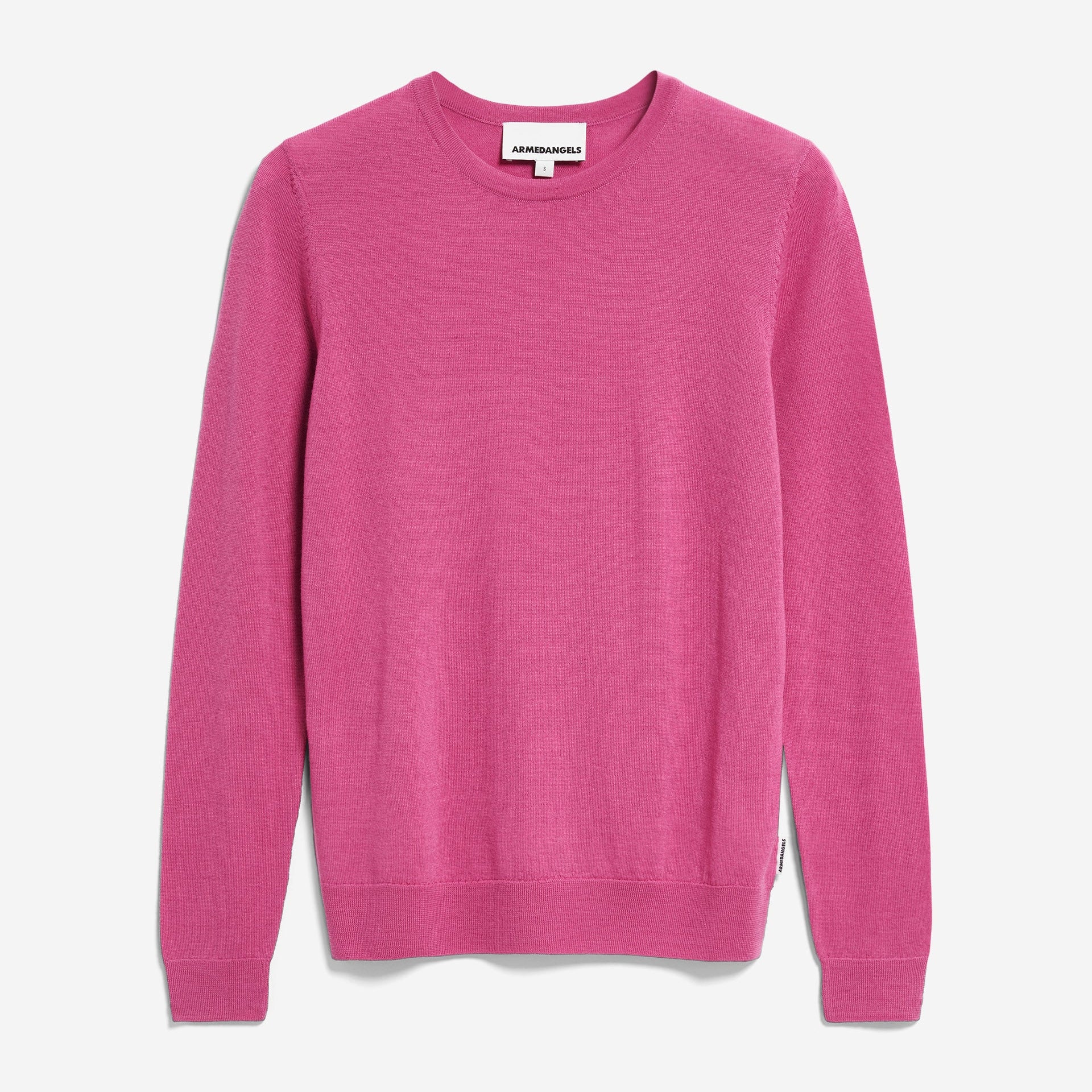 Ein schlichter, langärmeliger Pullover mit Rundhalsausschnitt in unifarbenem Rosa, flach auf weißem Hintergrund.
