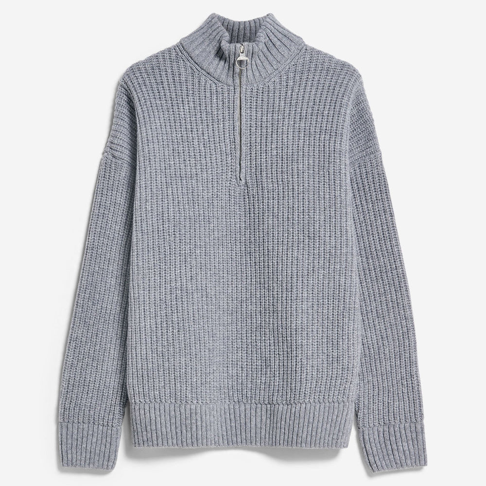 Hellgrauer, langärmeliger Pullover aus Rippstrick mit halbem Reißverschluss und Stehkragen, flach auf weißem Grund.