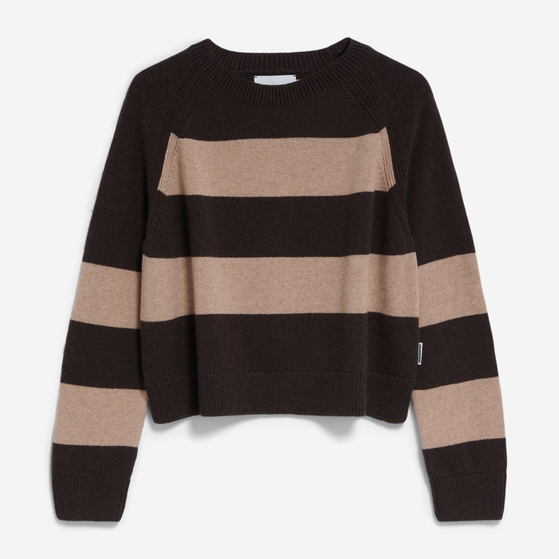 Braun und beige gestreifter Strickpullover mit langen Ärmeln und Rundhalsausschnitt, flach auf weißem Grund. Der Pullover hat breite horizontale Streifen und ist tailliert geschnitten.