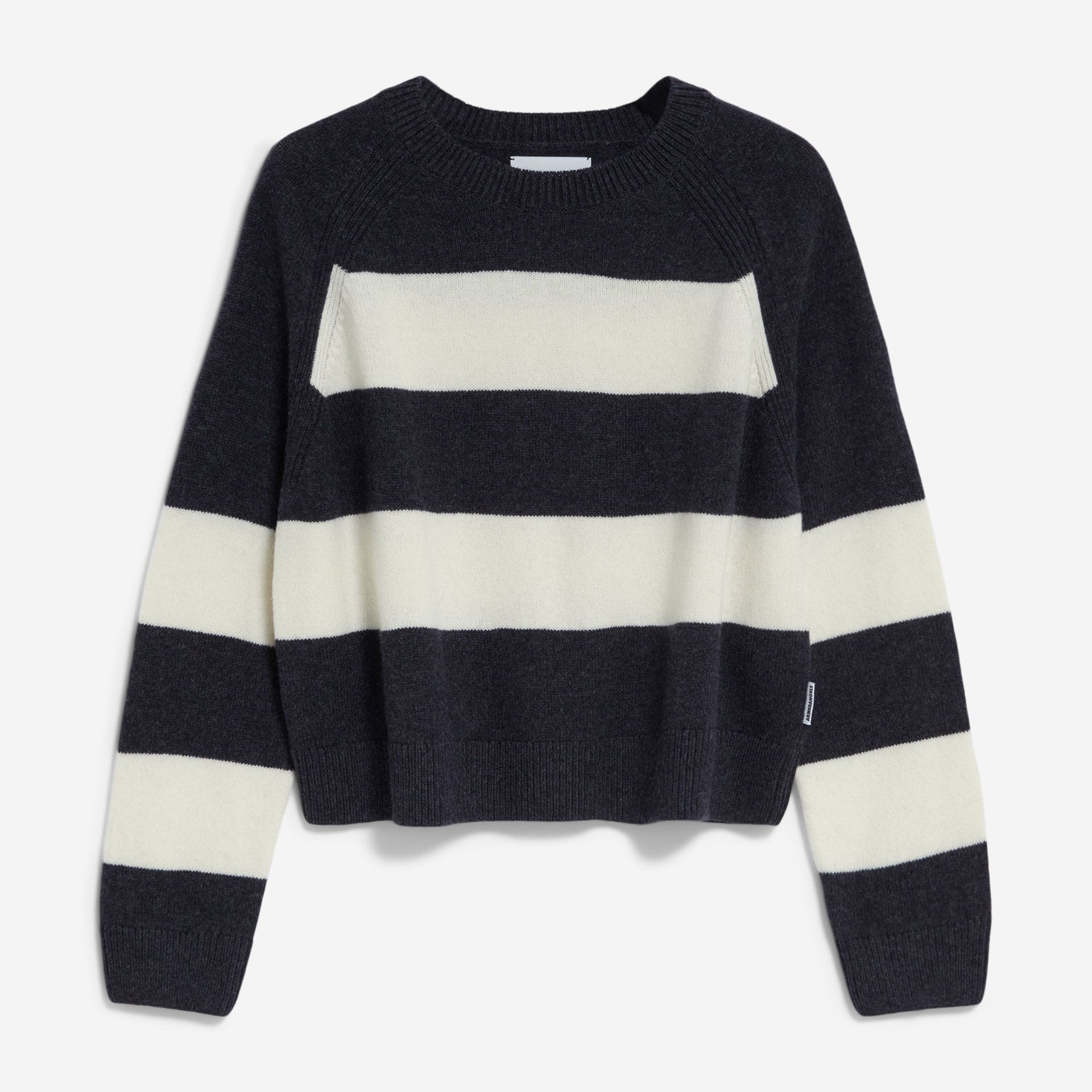 Langärmeliger Strickpullover mit breiten schwarzen und weißen Querstreifen, Rundhalsausschnitt, gerippten Bündchen und Saum. Der Saum ist leicht tailliert.