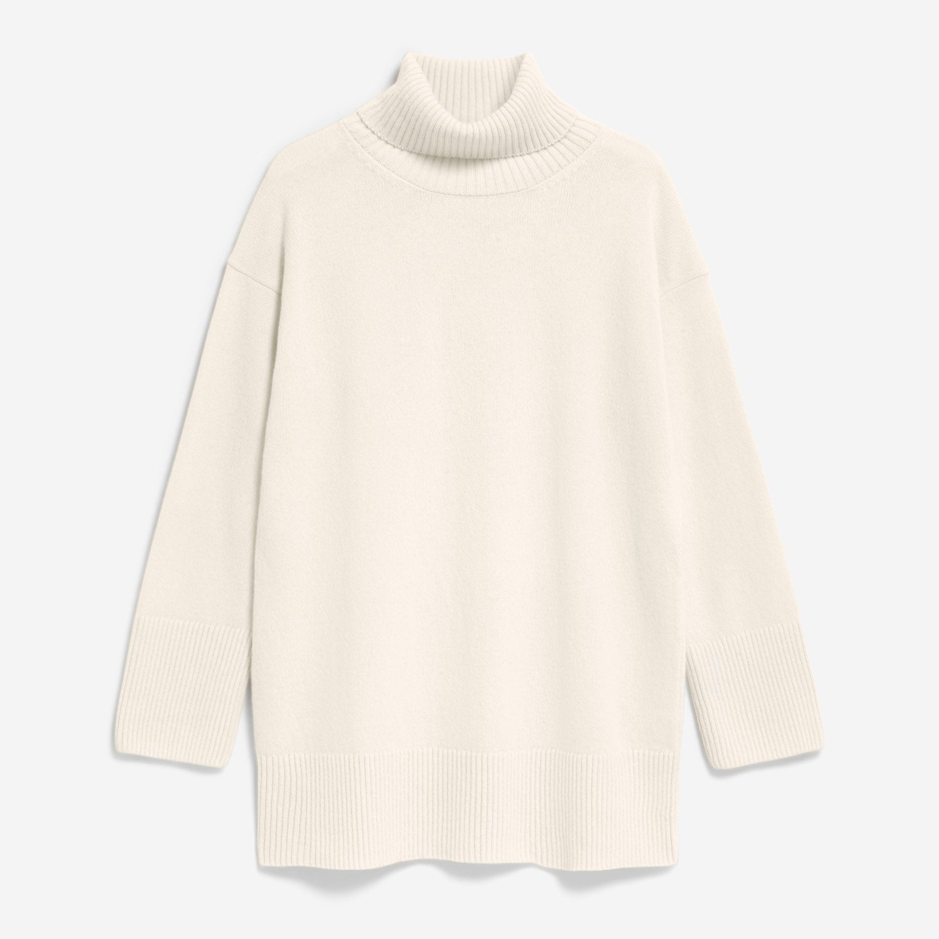 Cremefarbener, langärmeliger Rollkragenpullover mit gerippten Bündchen, Saum und Halsausschnitt auf einfarbig weißem Grund.