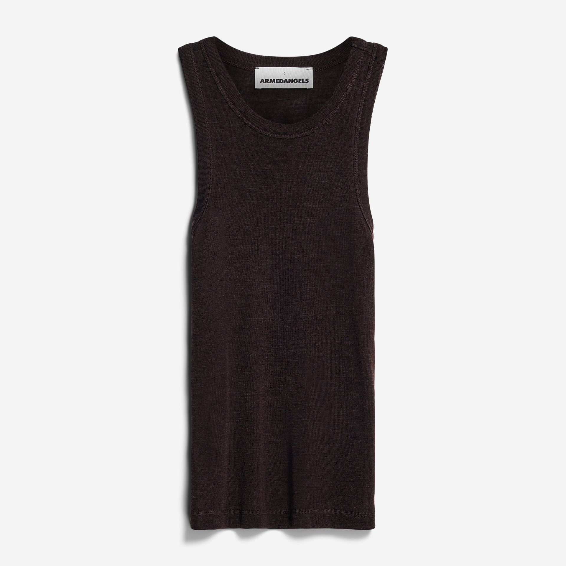Ein ärmelloses, dunkelbraunes, geripptes Tank-Top liegt flach vor einem weißen Hintergrund. Das Kleidungsstück hat einen Rundhalsausschnitt und ein sichtbares Etikett im Kragen.