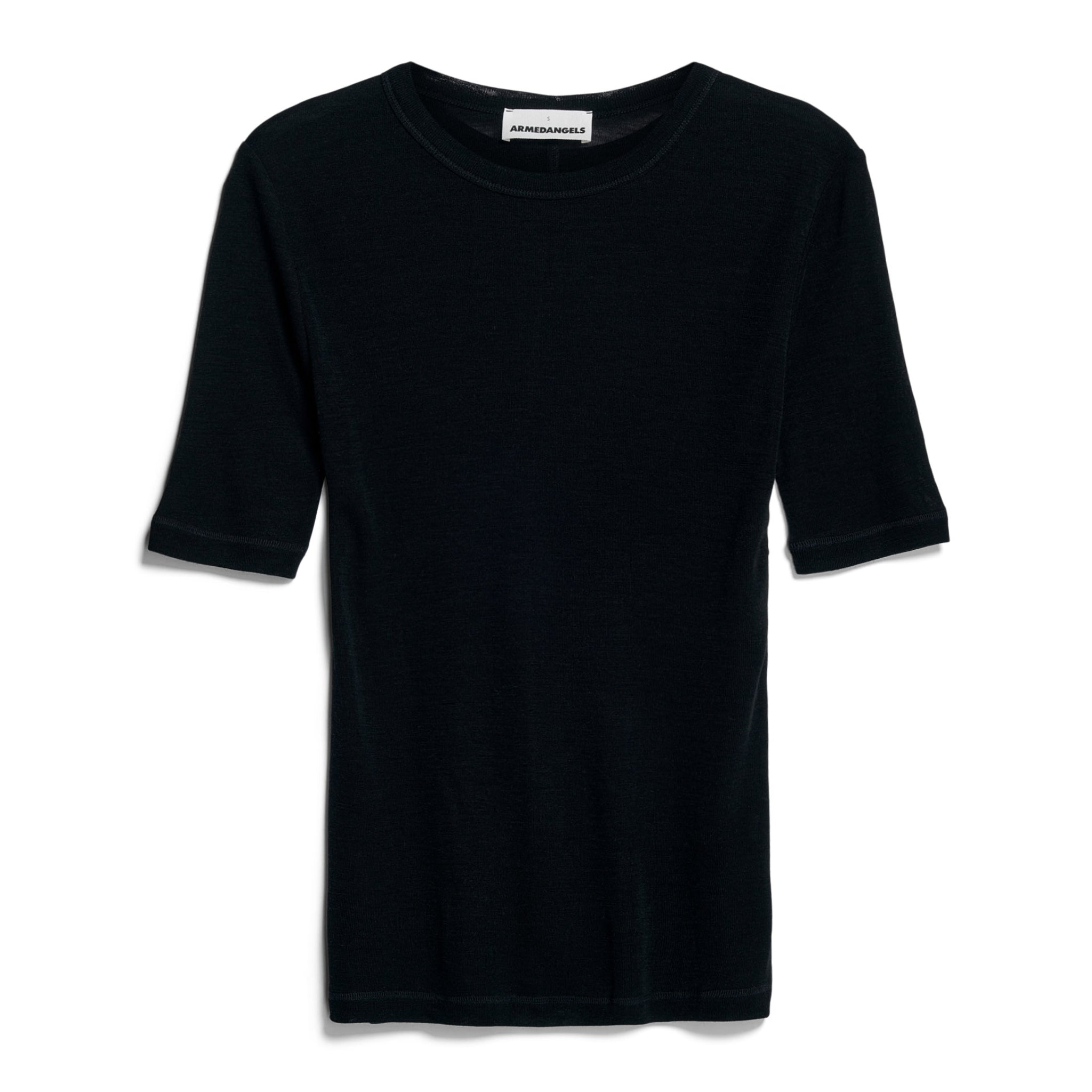 Schwarzes T-Shirt mit halblangen Ärmeln und einem einfachen, klassischen Schnitt, auf einem weißen Hintergrund.
