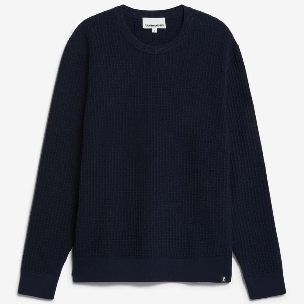 Marineblauer, langärmeliger Pullover mit Rundhalsausschnitt und strukturiertem Strickmuster, flach auf weißem Grund.