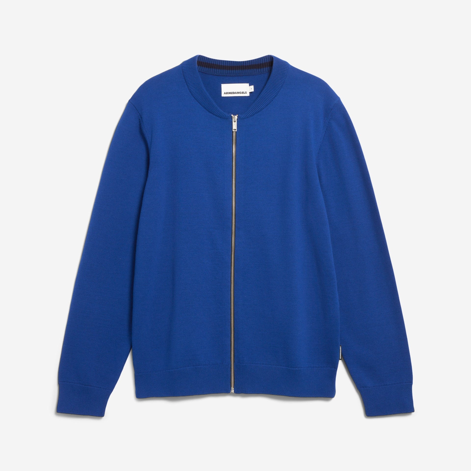 Ein königsblauer Pullover mit Reißverschluss, langen Ärmeln, geripptem Kragen, Manschetten und Saum auf einem einfarbig weißen Hintergrund.