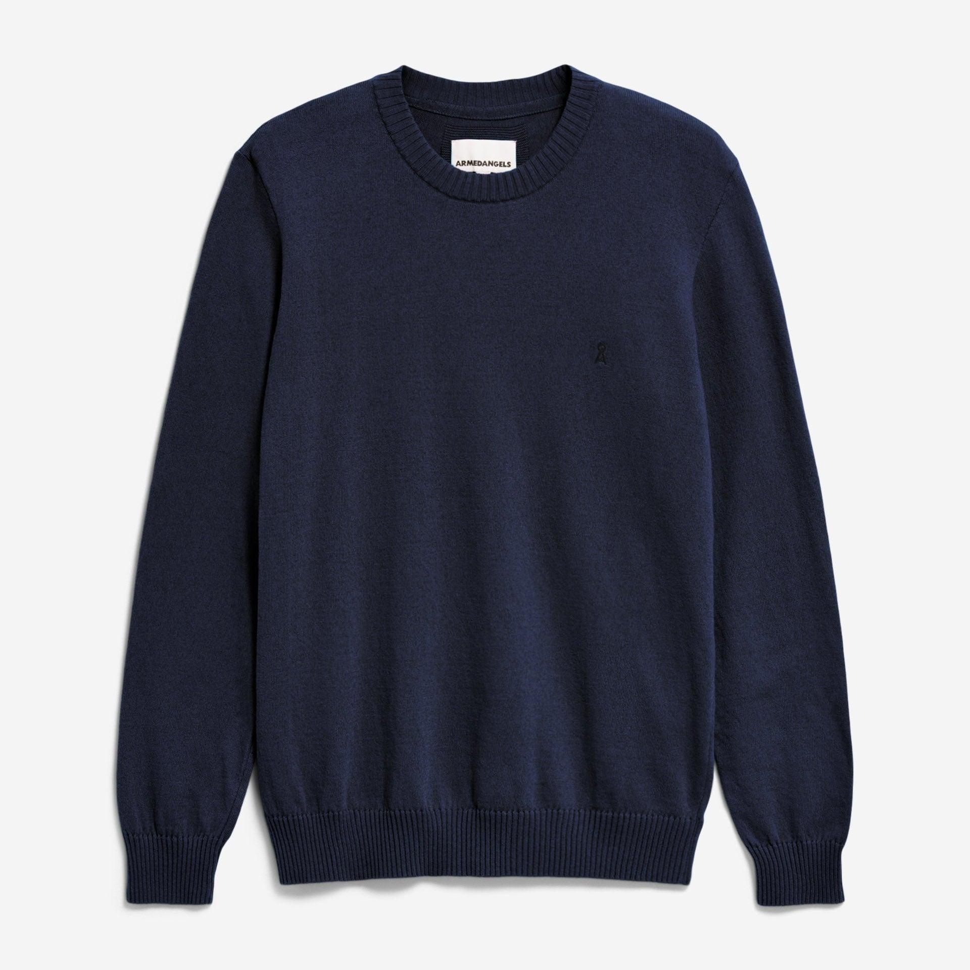 Ein marineblauer Pullover mit Rundhalsausschnitt, langen Ärmeln, gerippten Bündchen und Saum, flach auf weißem Grund. Auf der linken Brust befindet sich ein kleines, dezentes Logo.
