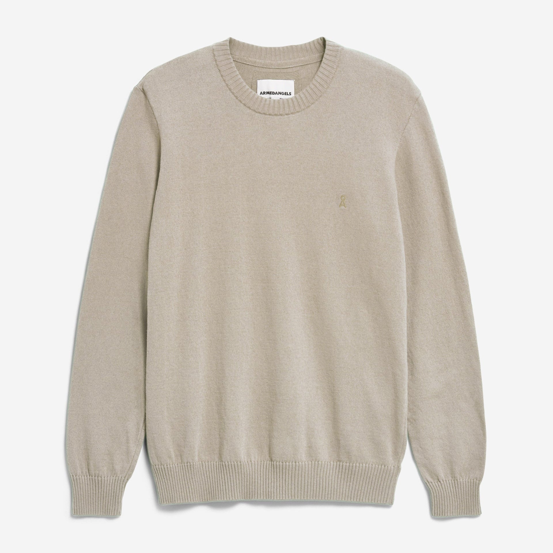 Ein beigefarbener Pullover mit Rundhalsausschnitt, langen Ärmeln, gerippten Bündchen und Saum, flach auf weißem Grund. Ein kleines gesticktes Logo ist auf der linken Brust zu sehen.