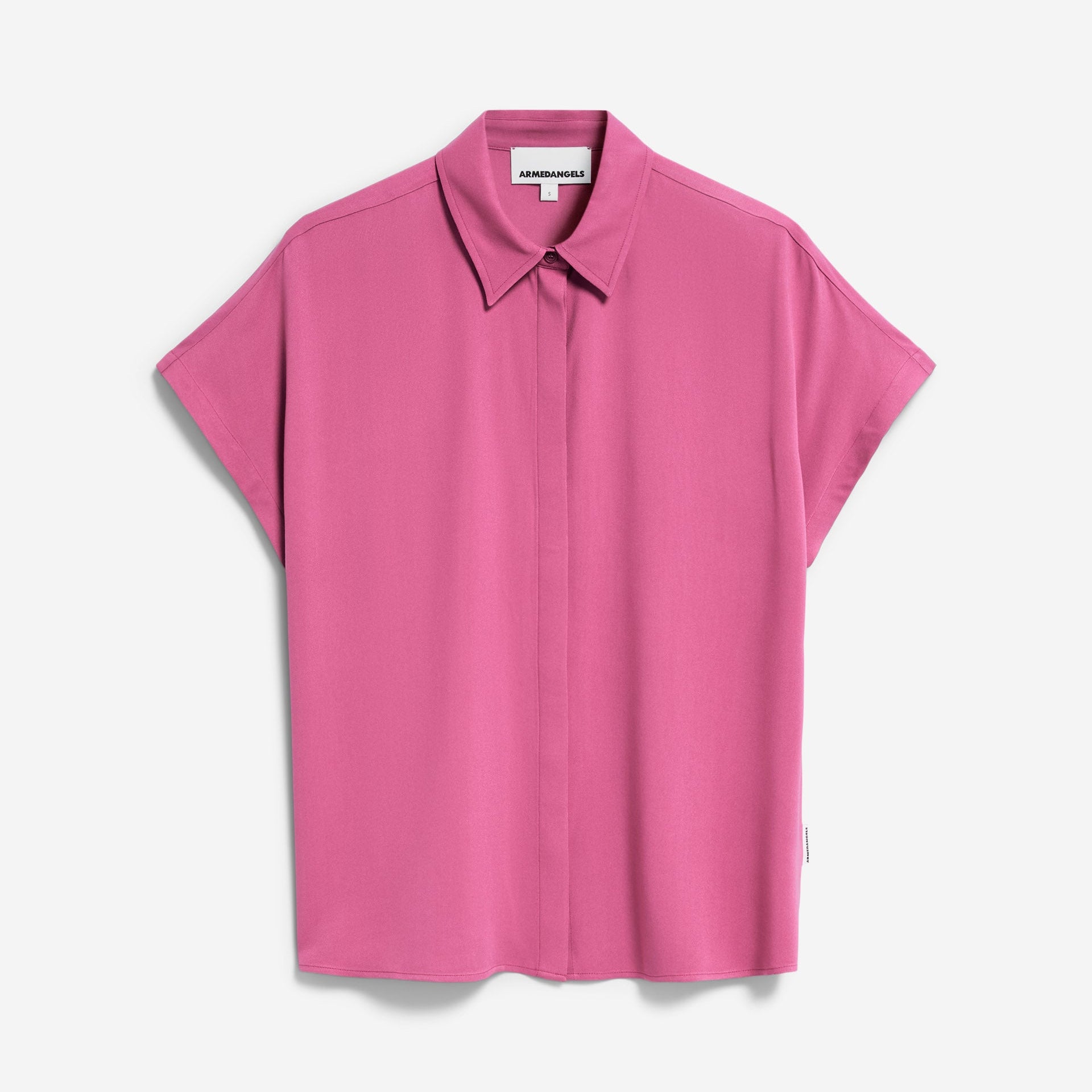 Ein kurzärmeliges, geknöpftes Hemd in leuchtendem Pink mit klassischem Kragen auf weißem Grund.