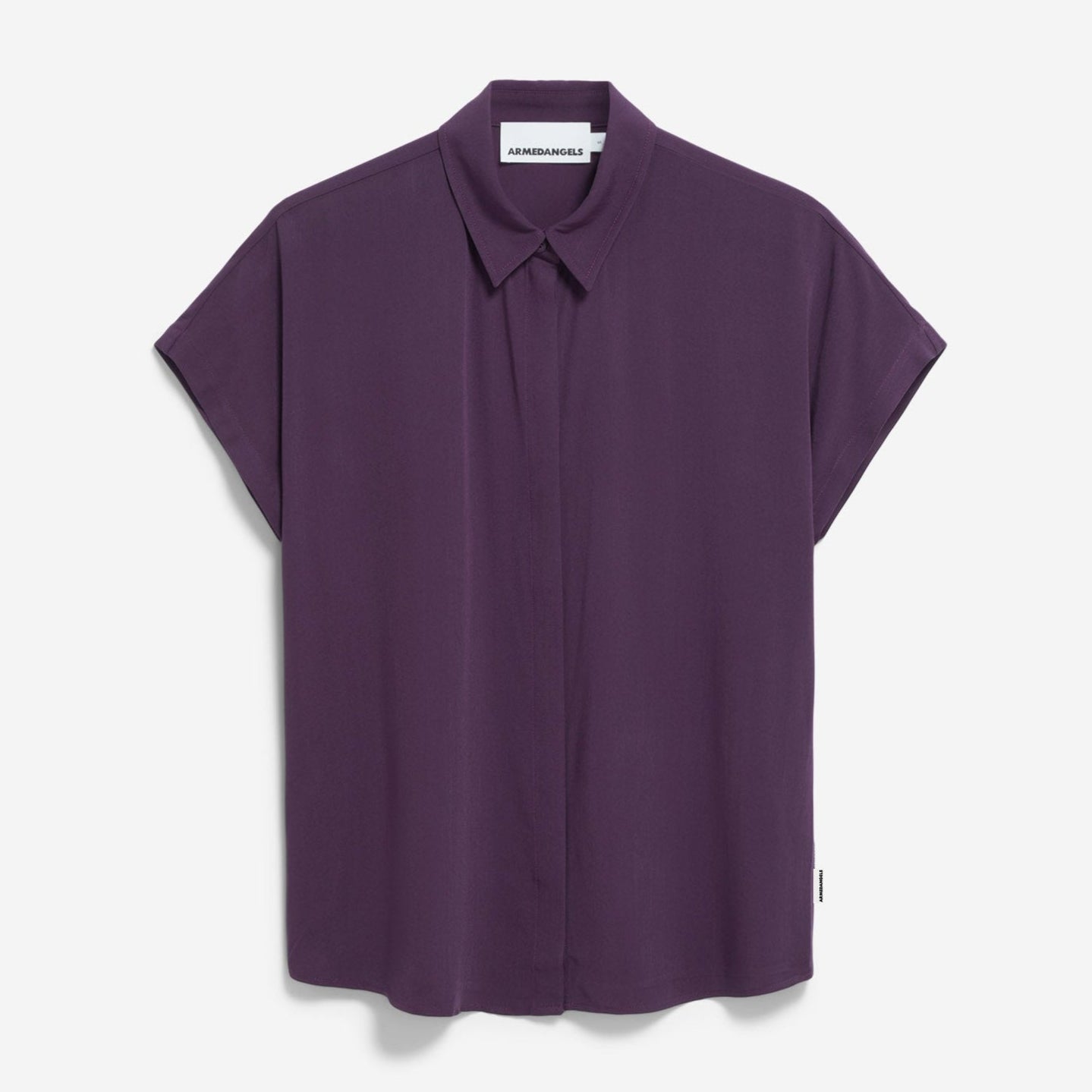 Eine kurzärmelige, locker sitzende violette Bluse mit Kragen und verdeckten Knöpfen, die auf einem schlichten weißen Hintergrund abgebildet ist.
