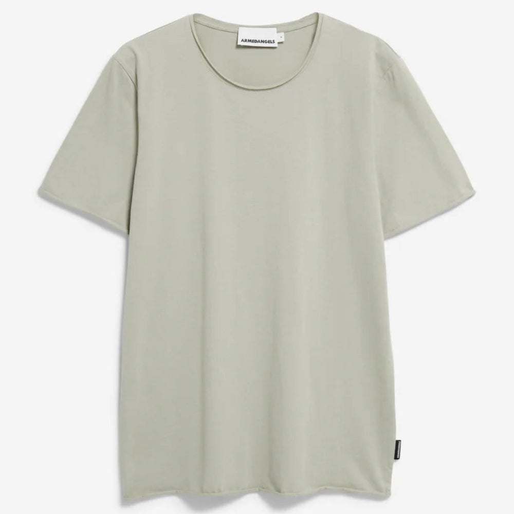 Einfarbiges, hellgrau-grünes, kurzärmeliges T-Shirt mit Rundhalsausschnitt auf weißem Hintergrund.
