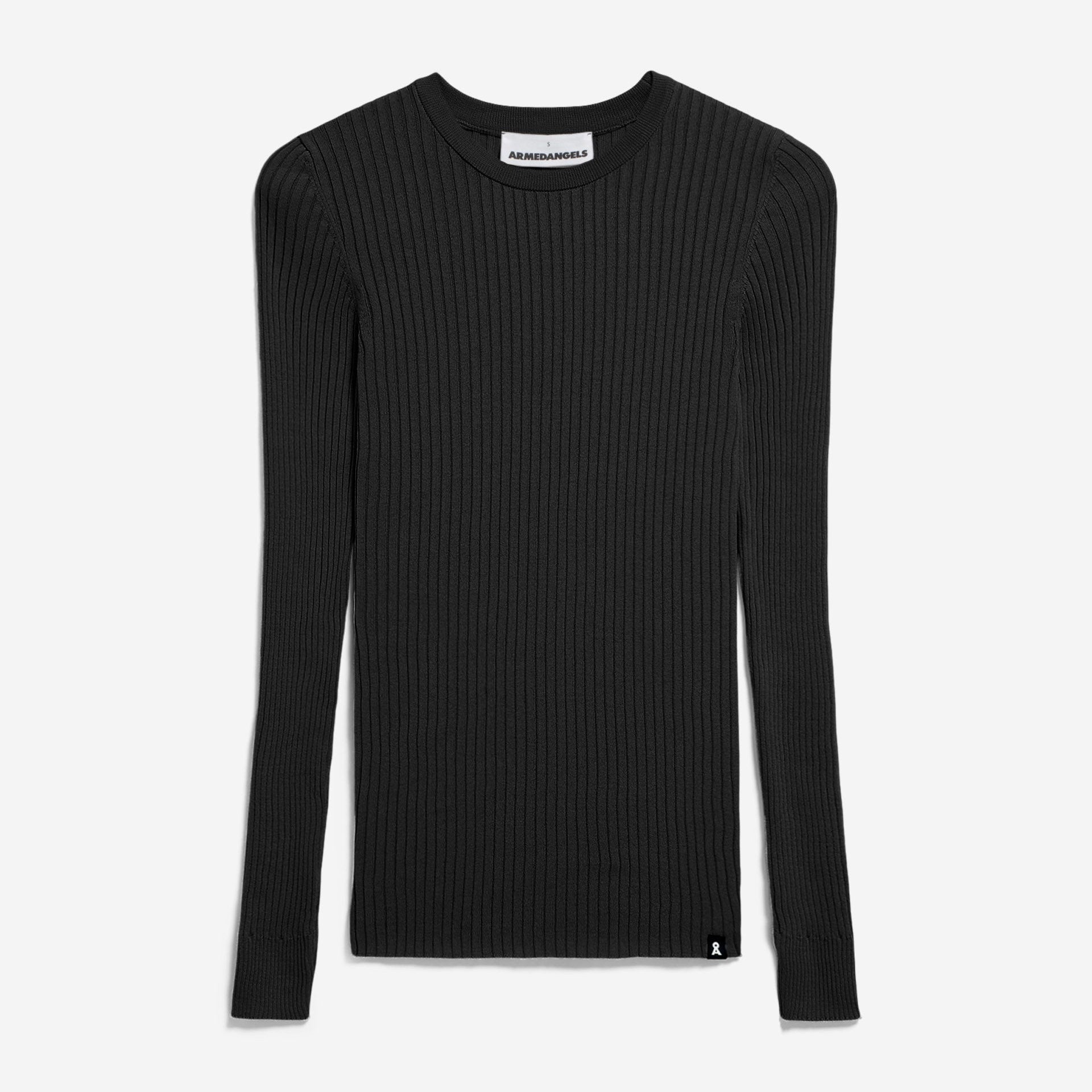 Ein schwarzer, langärmeliger, gerippter Strickpullover liegt flach auf einem weißen Hintergrund. Der Pullover hat einen Rundhalsausschnitt und eine schmale, taillierte Form.